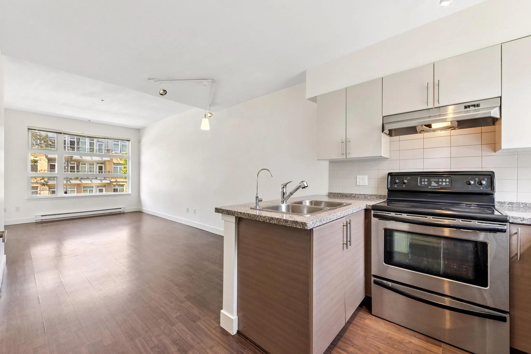 204 5632 Kings Road