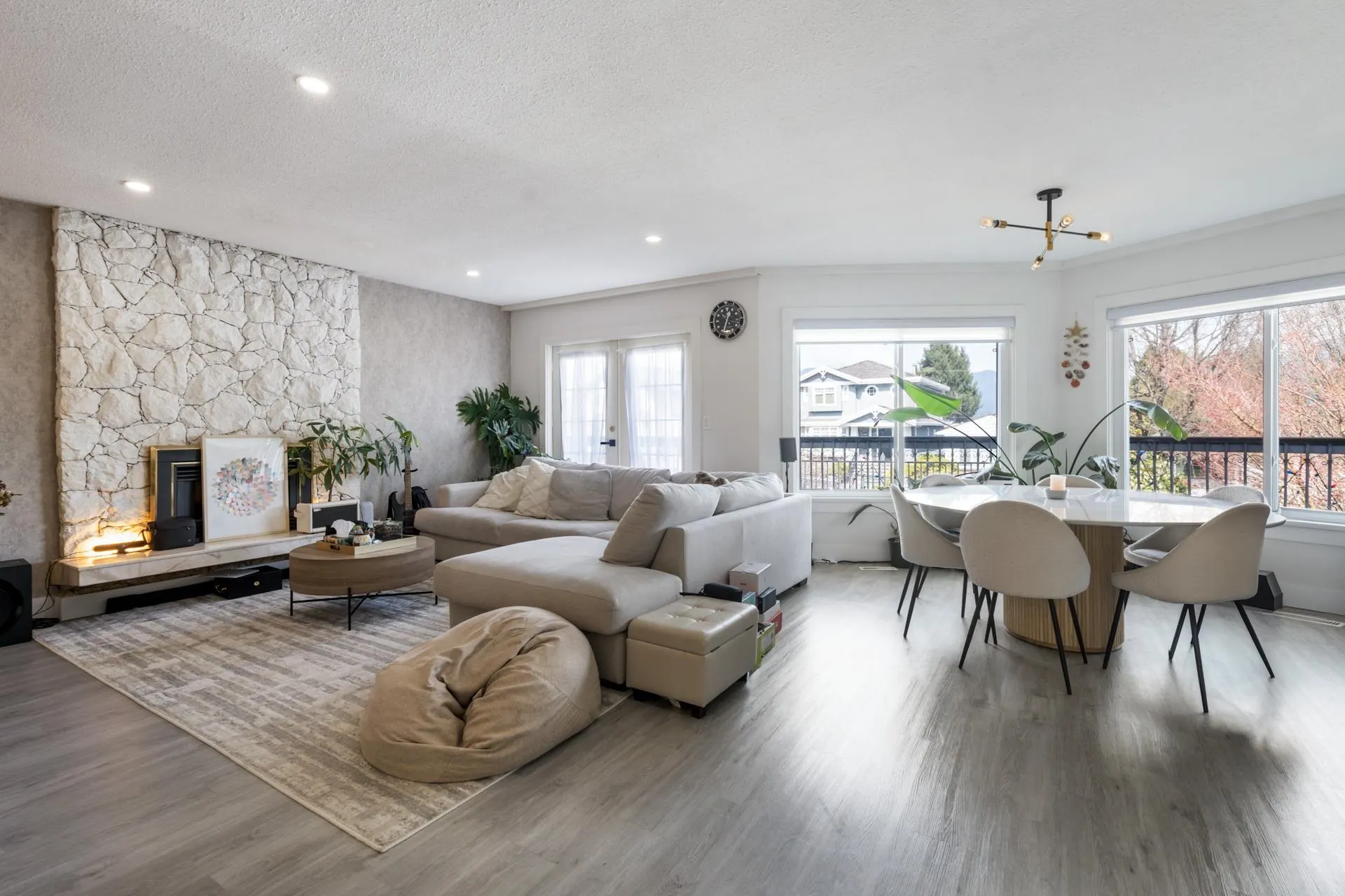 4346 Dundas Street