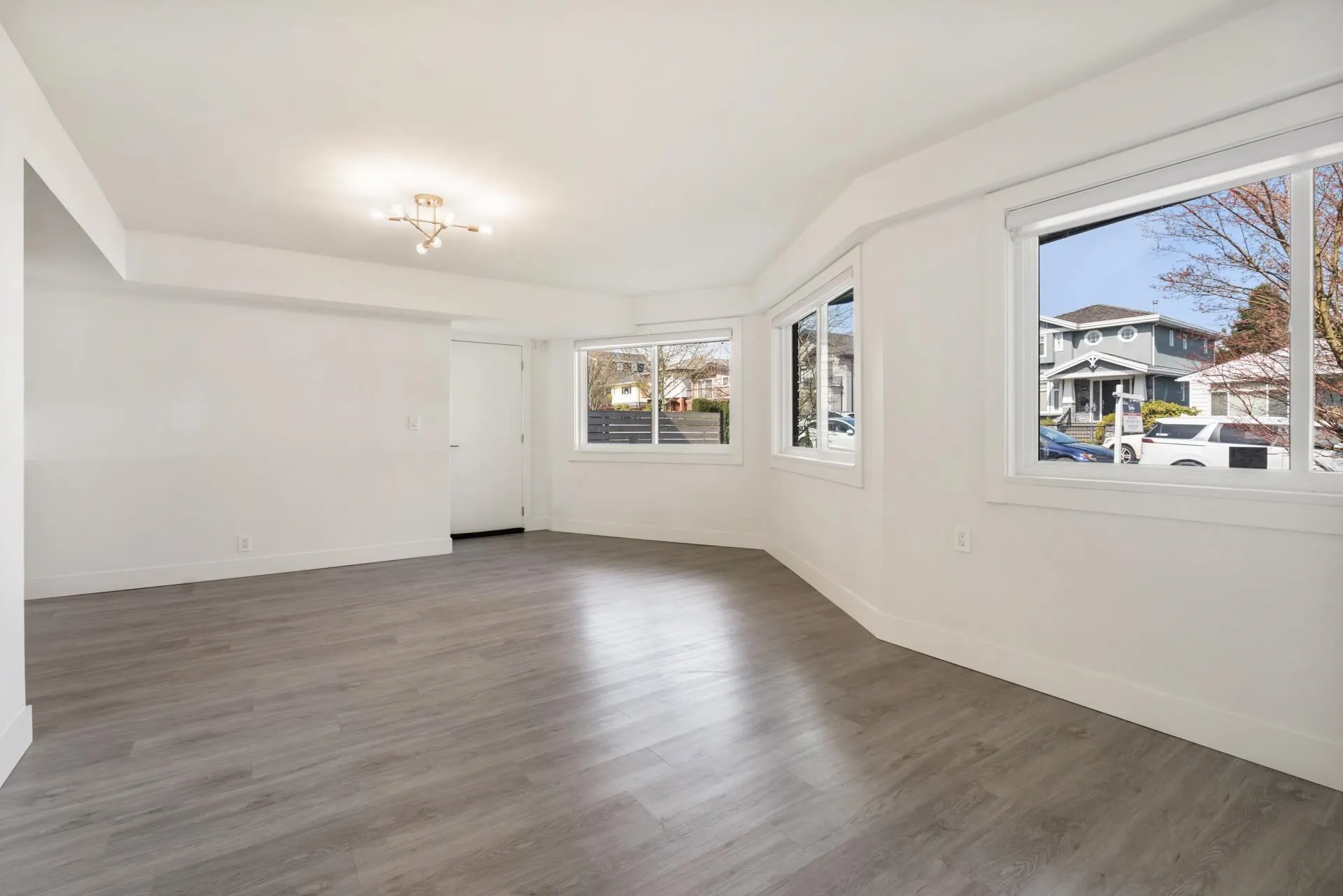 4346 Dundas Street