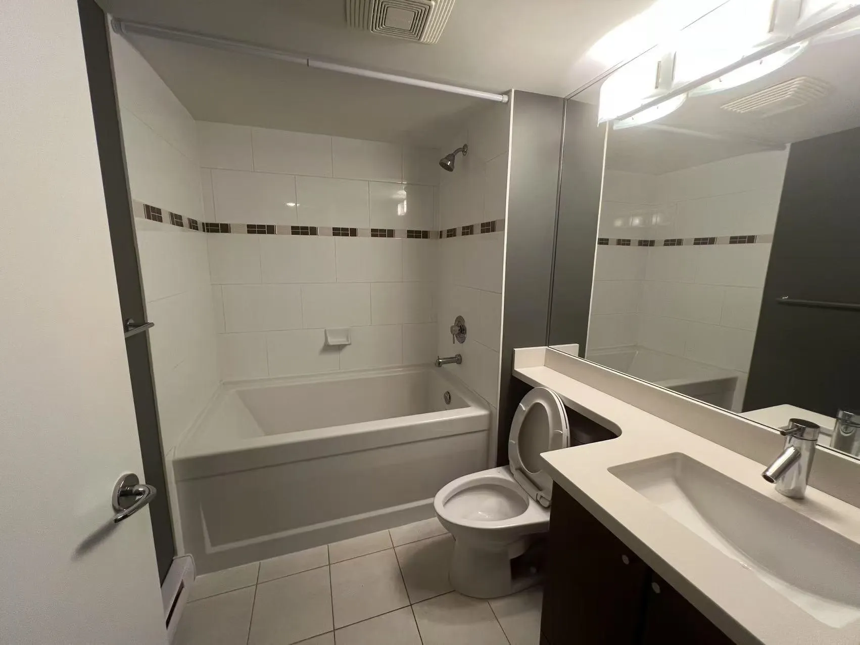 608 8120 Lansdowne Road