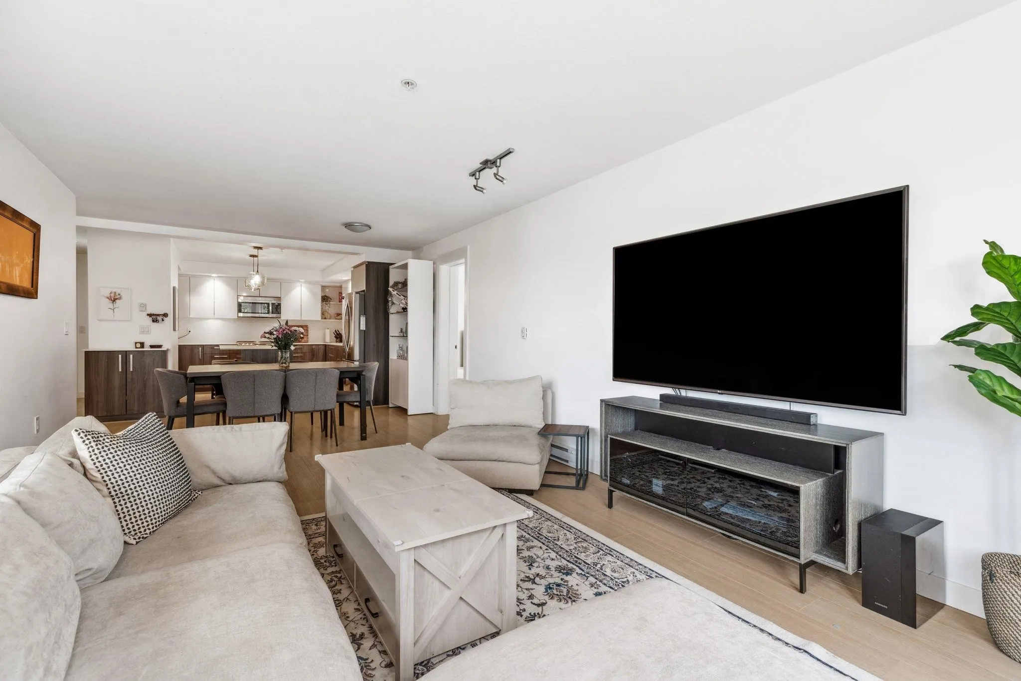 501 160 Shoreline Circle