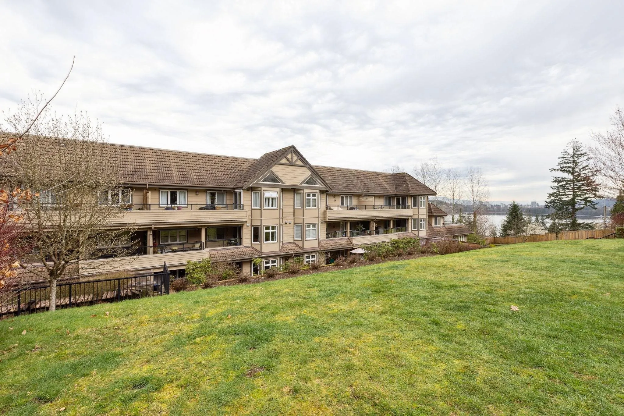 501 160 Shoreline Circle
