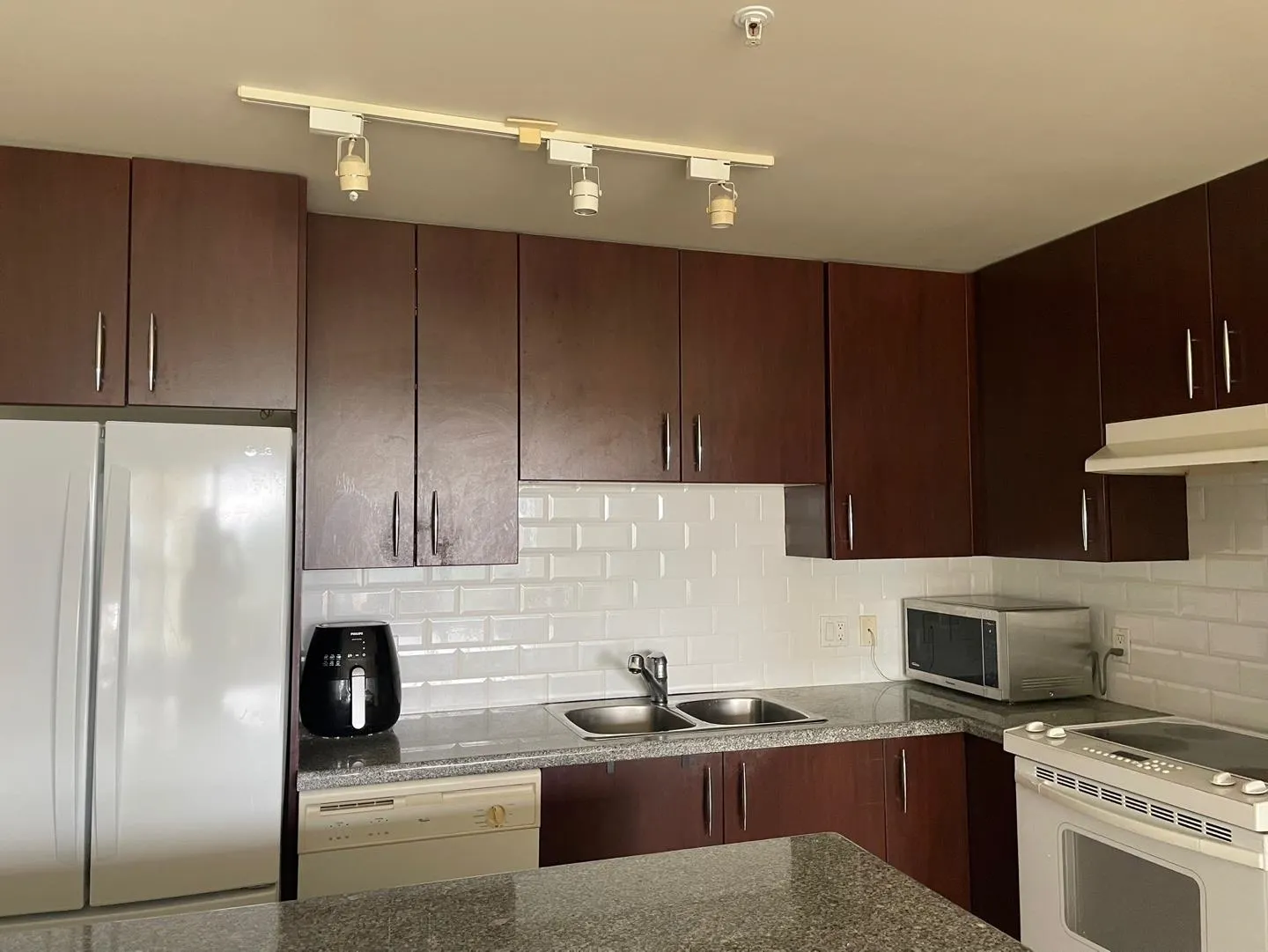 1404 7388 Sandborne Avenue