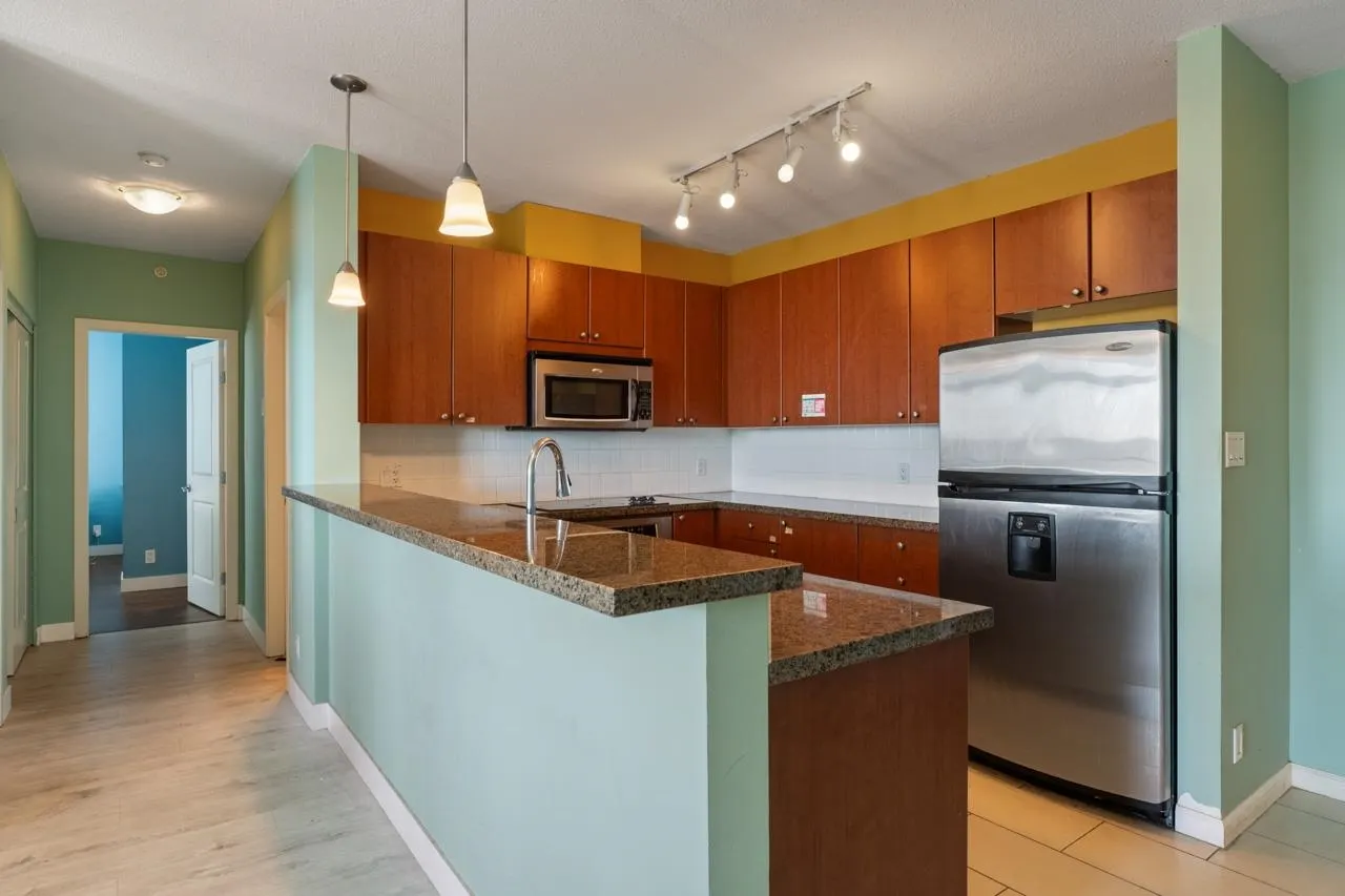 1003 11 E Royal Avenue