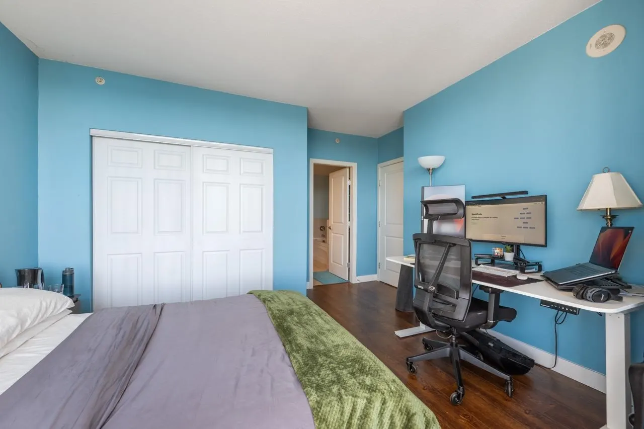 1003 11 E Royal Avenue