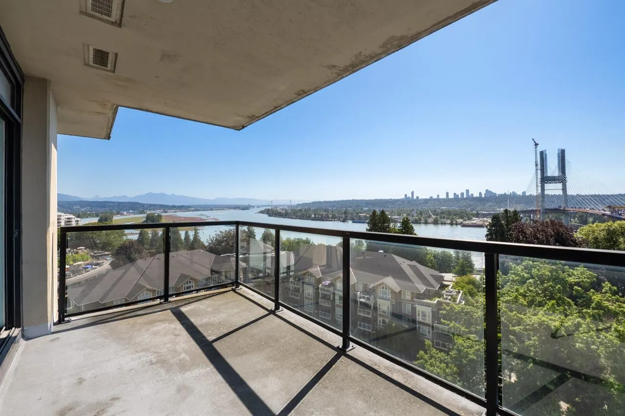 1003 11 E Royal Avenue