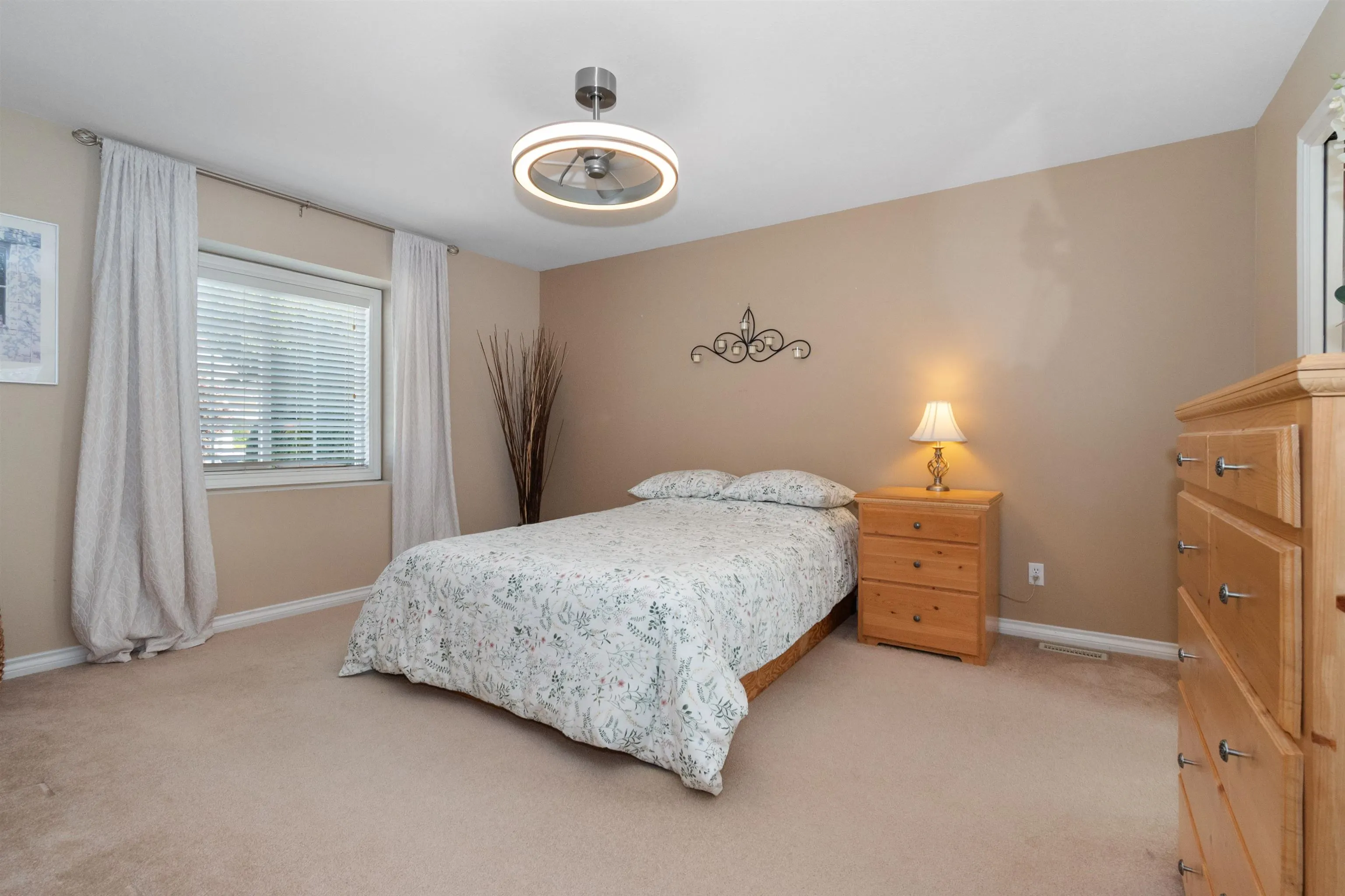 5489 Alpine Crescent