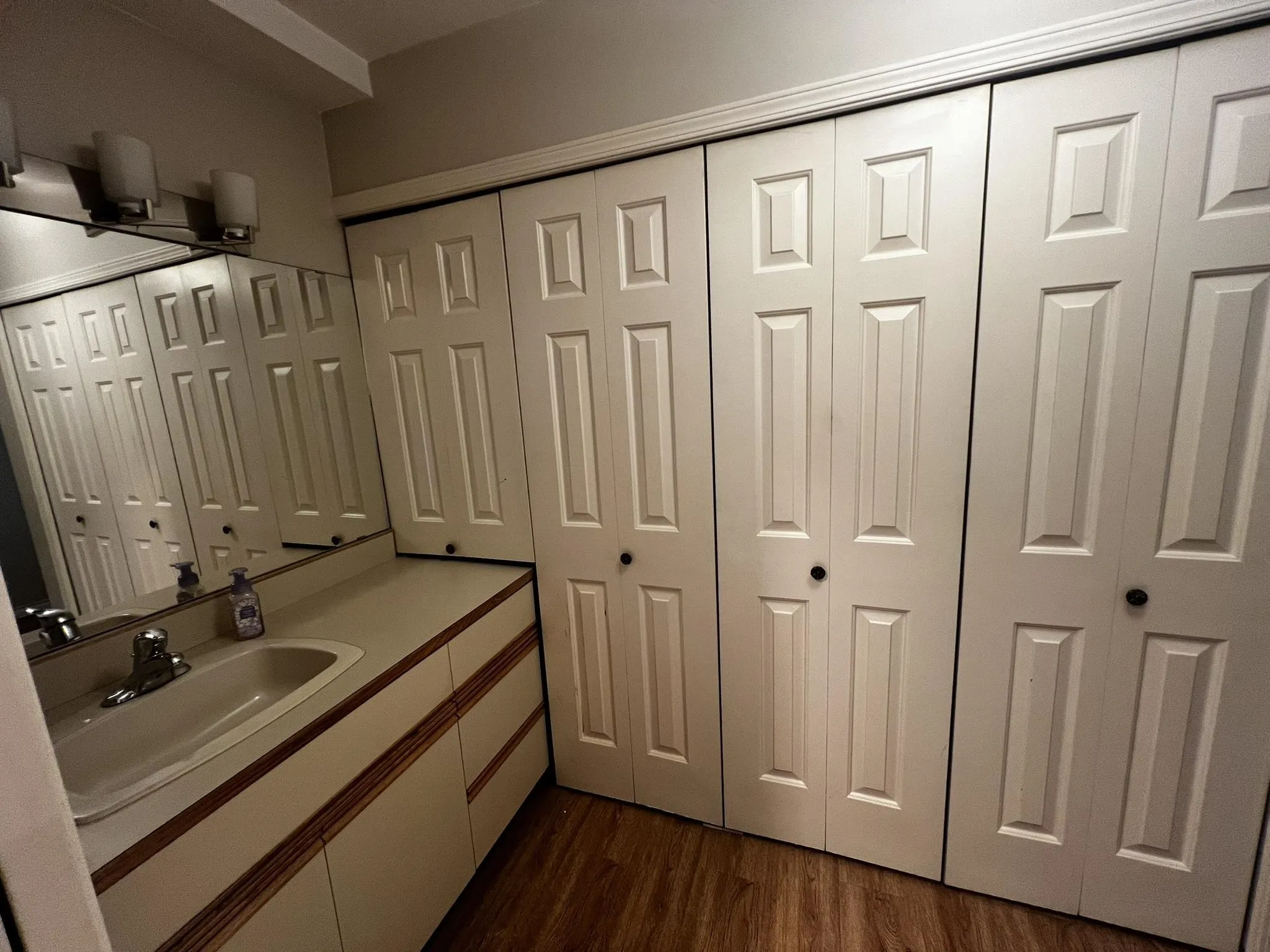 101 22241 Selkirk Avenue