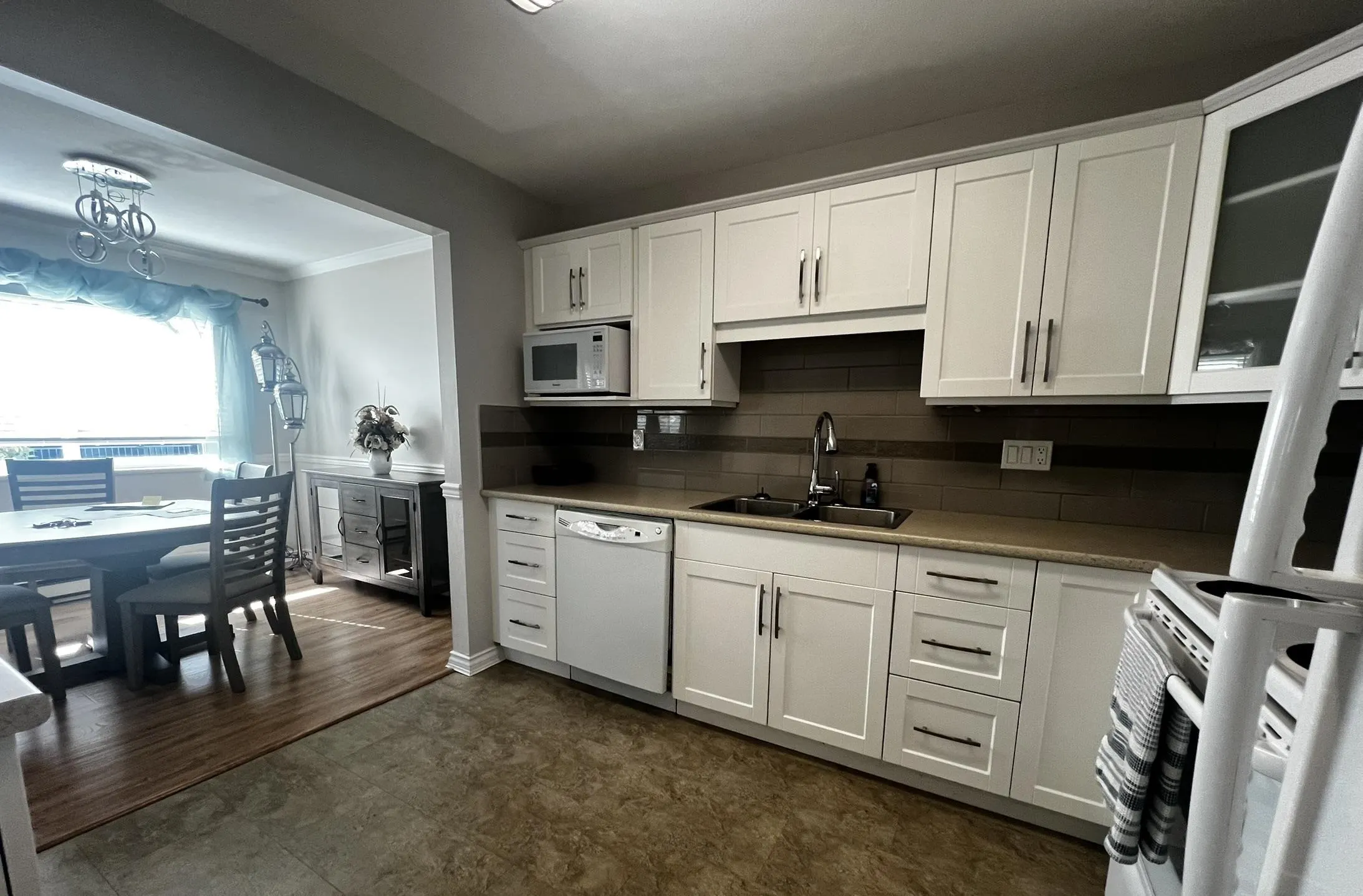 101 22241 Selkirk Avenue