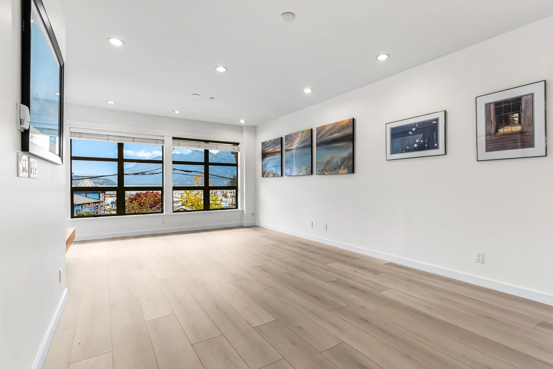 201 6688 Royal Avenue