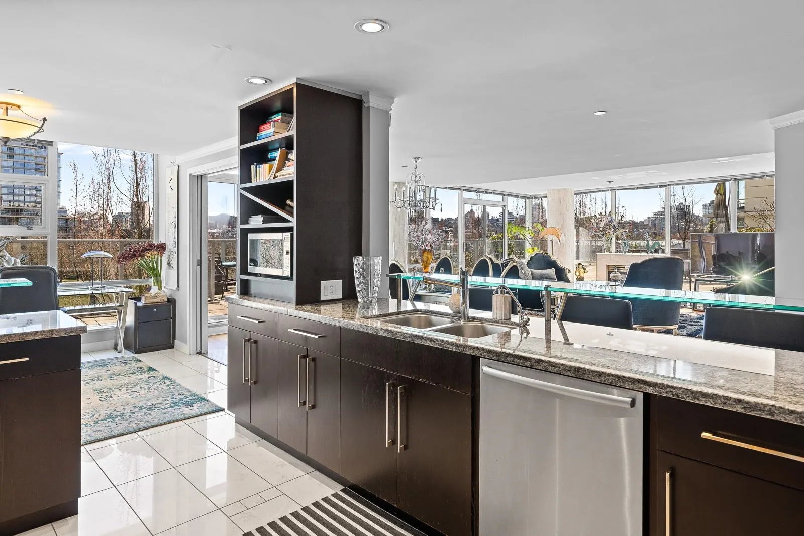 301 638 Beach Crescent