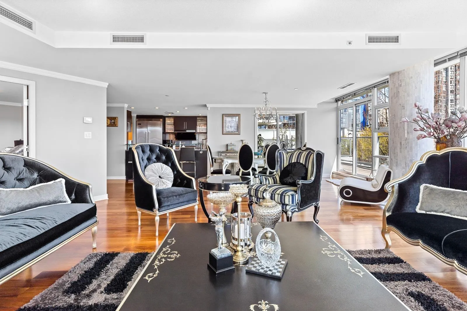 301 638 Beach Crescent