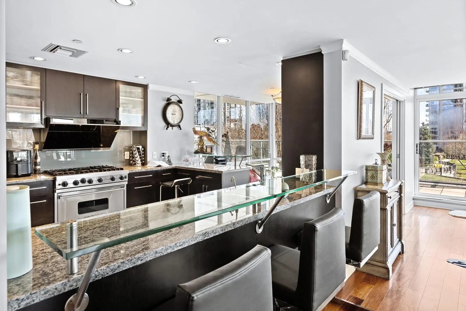 301 638 Beach Crescent