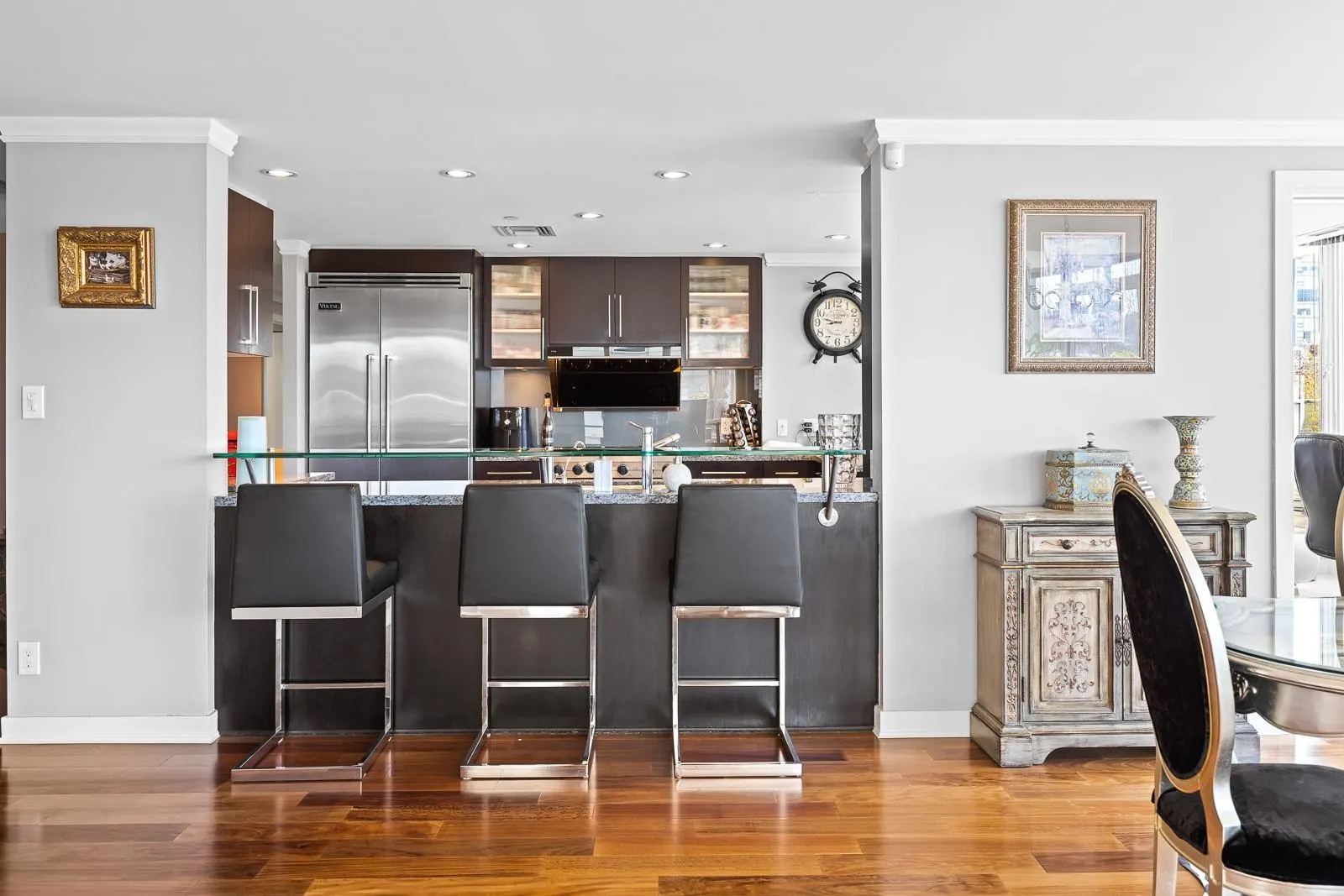 301 638 Beach Crescent