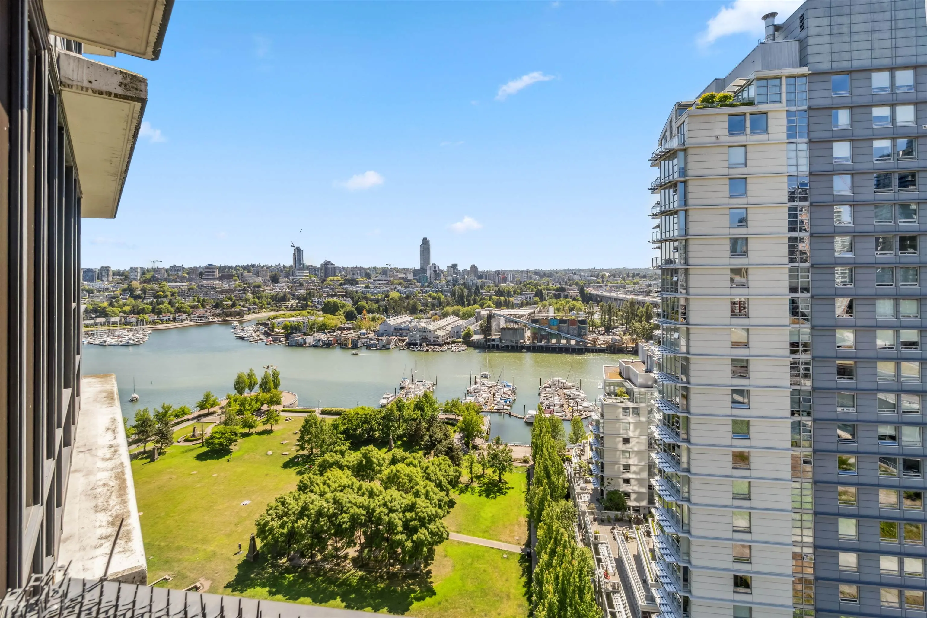 2202 583 Beach Crescent