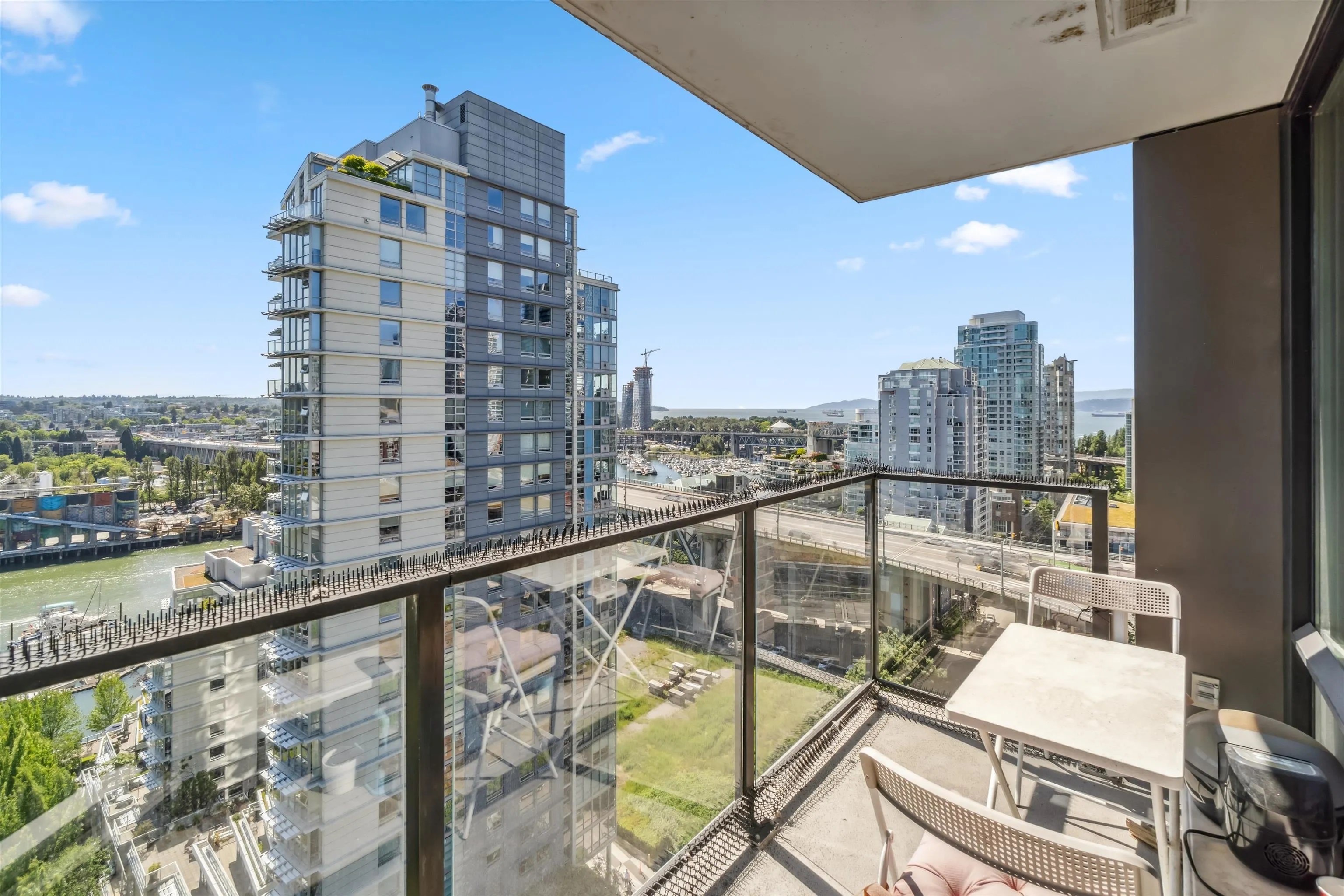 2202 583 Beach Crescent