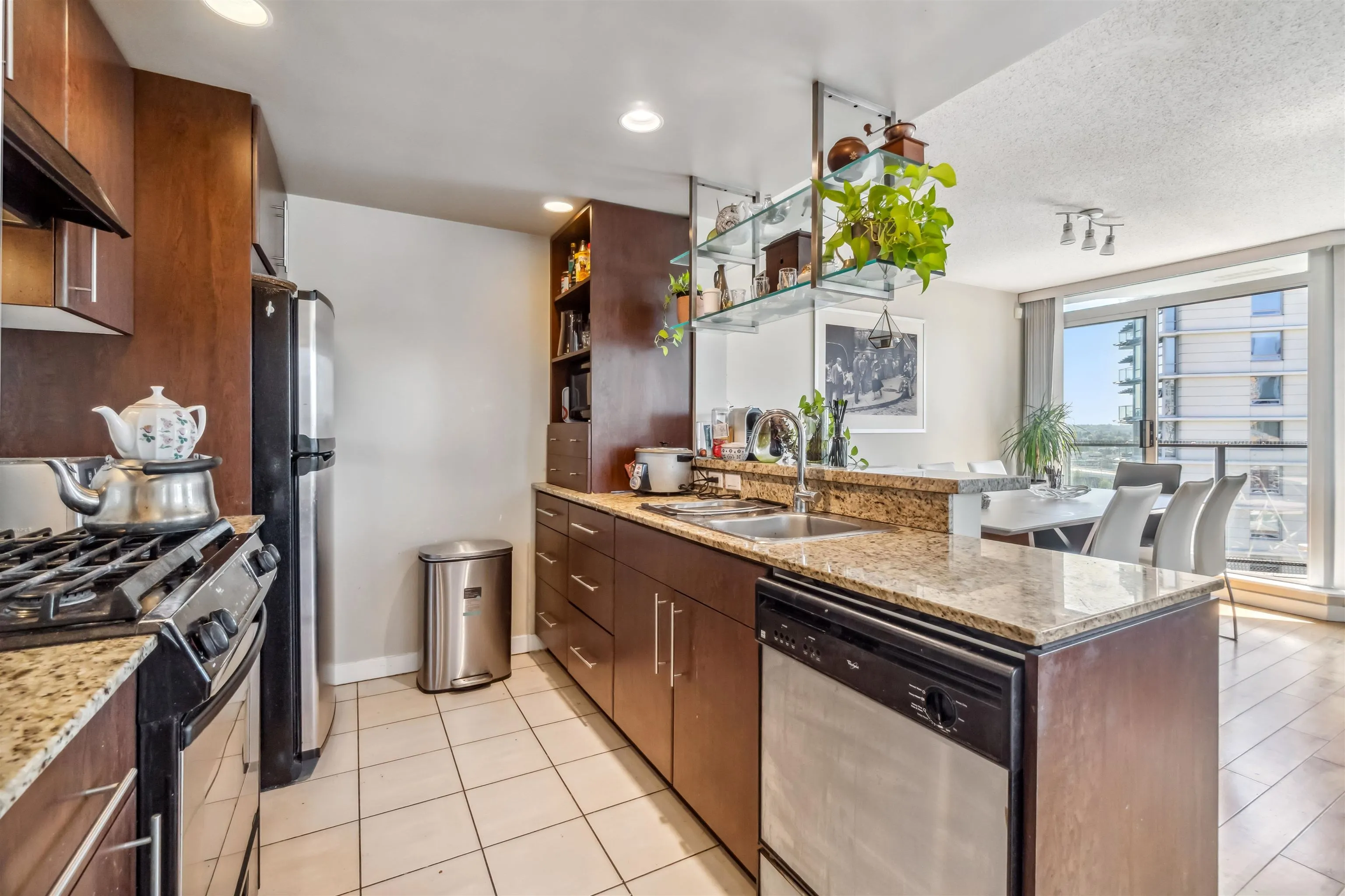 2202 583 Beach Crescent
