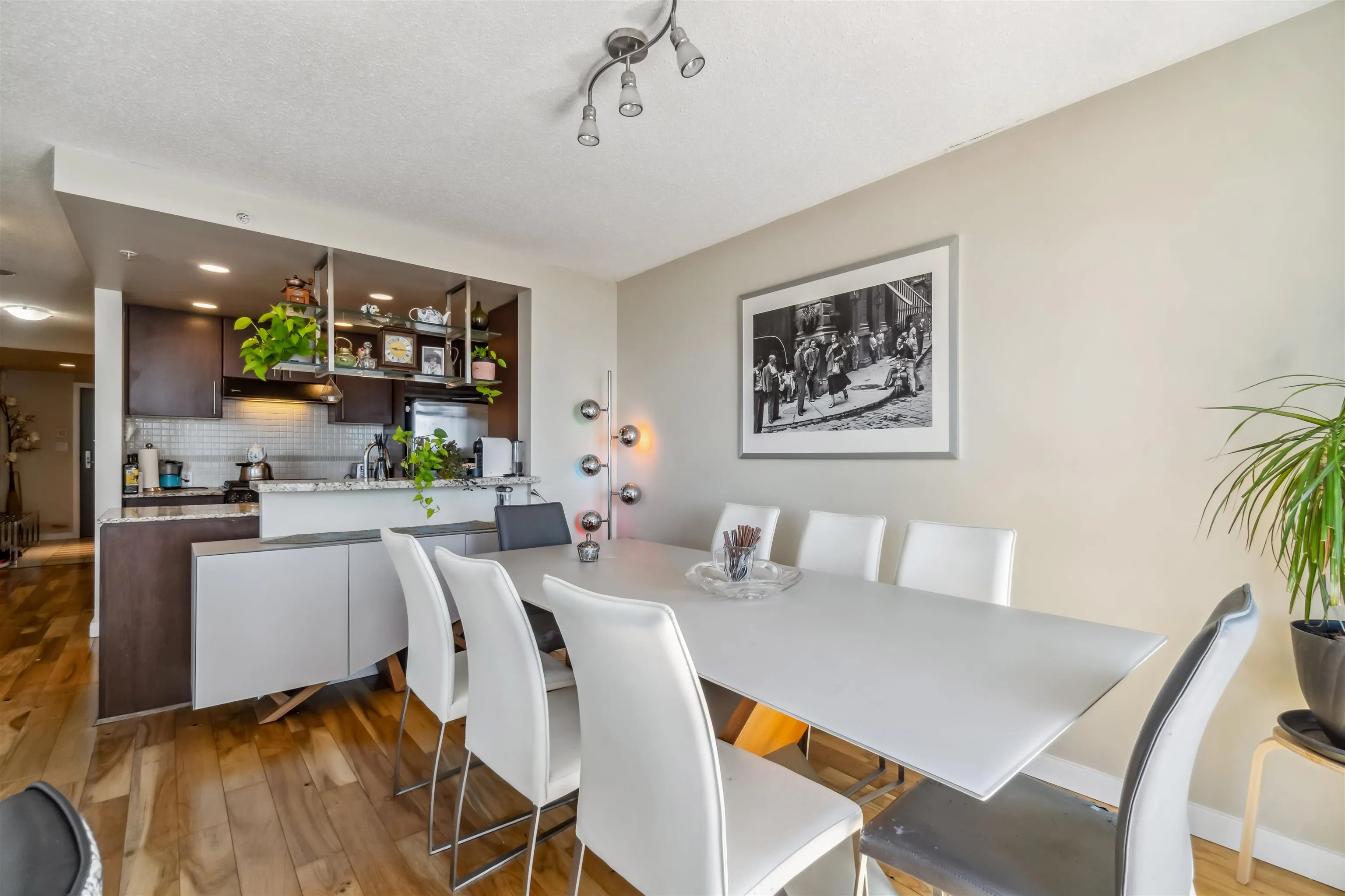 2202 583 Beach Crescent