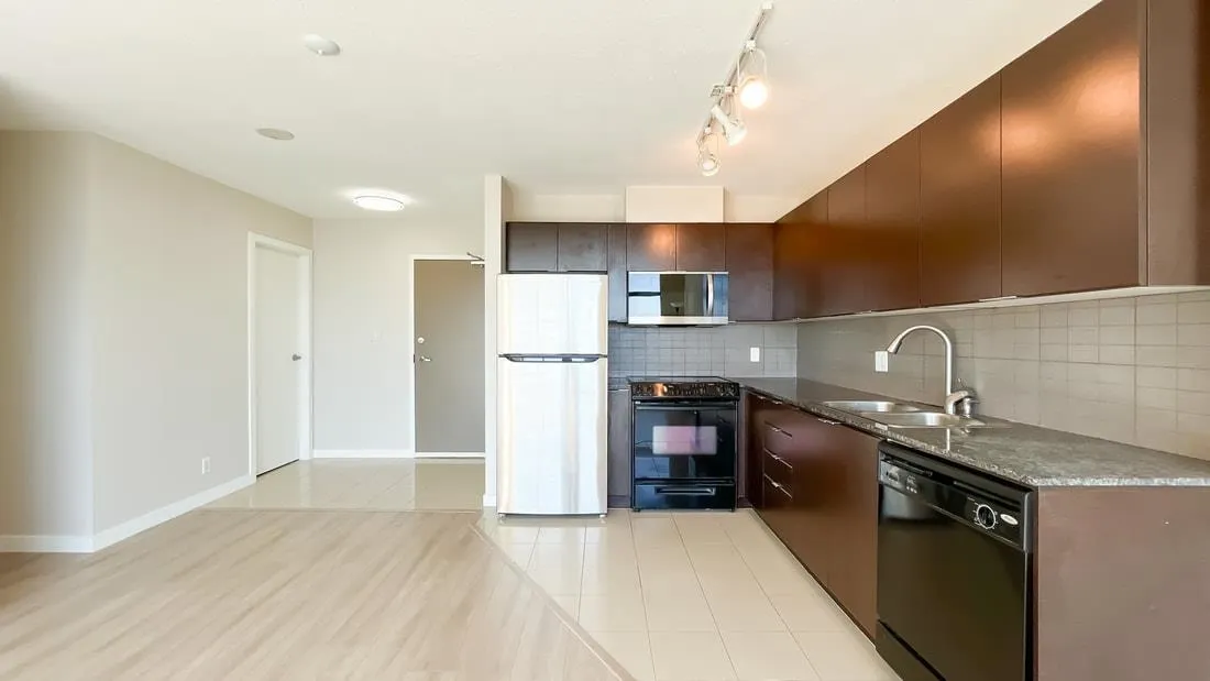 2710 13618 100 Avenue