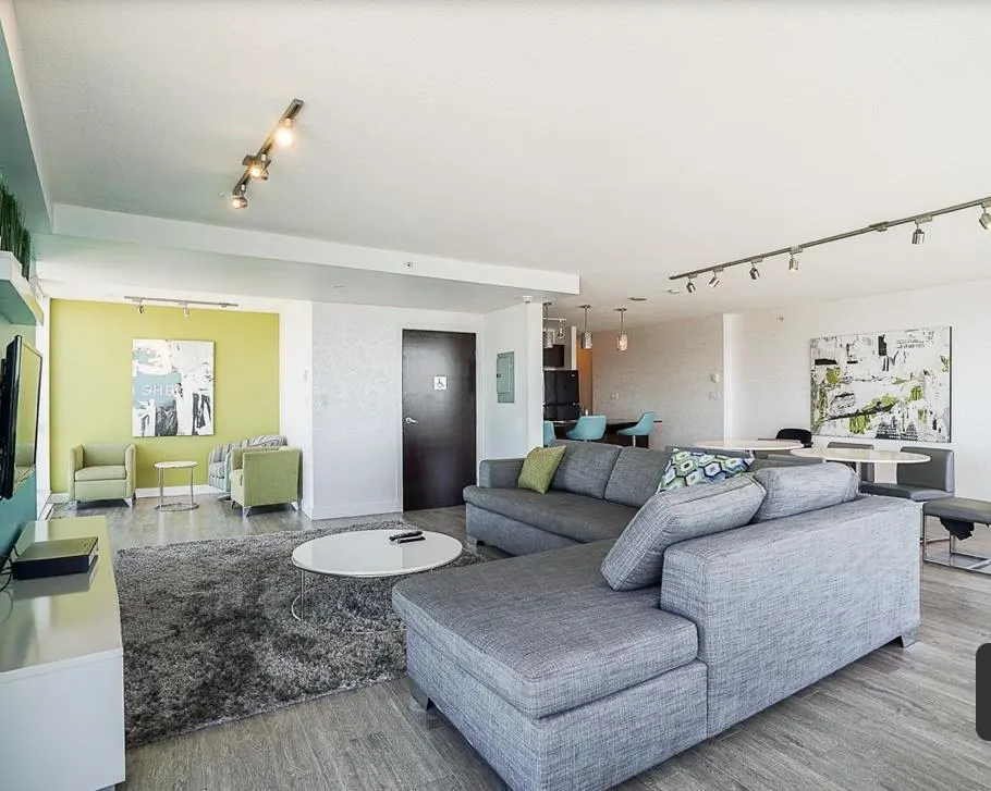 2710 13618 100 Avenue