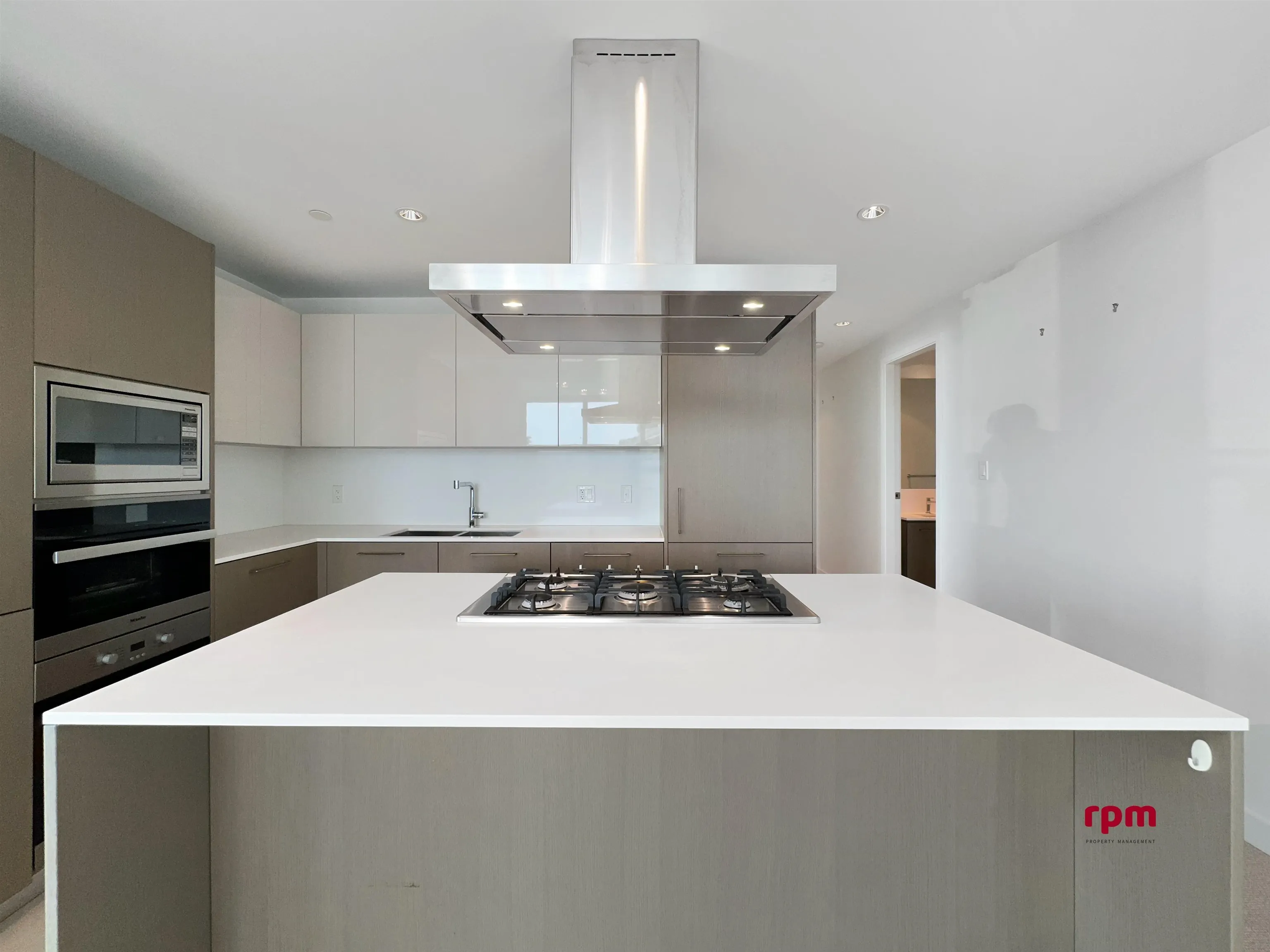 9xx 6611 Pearson Way