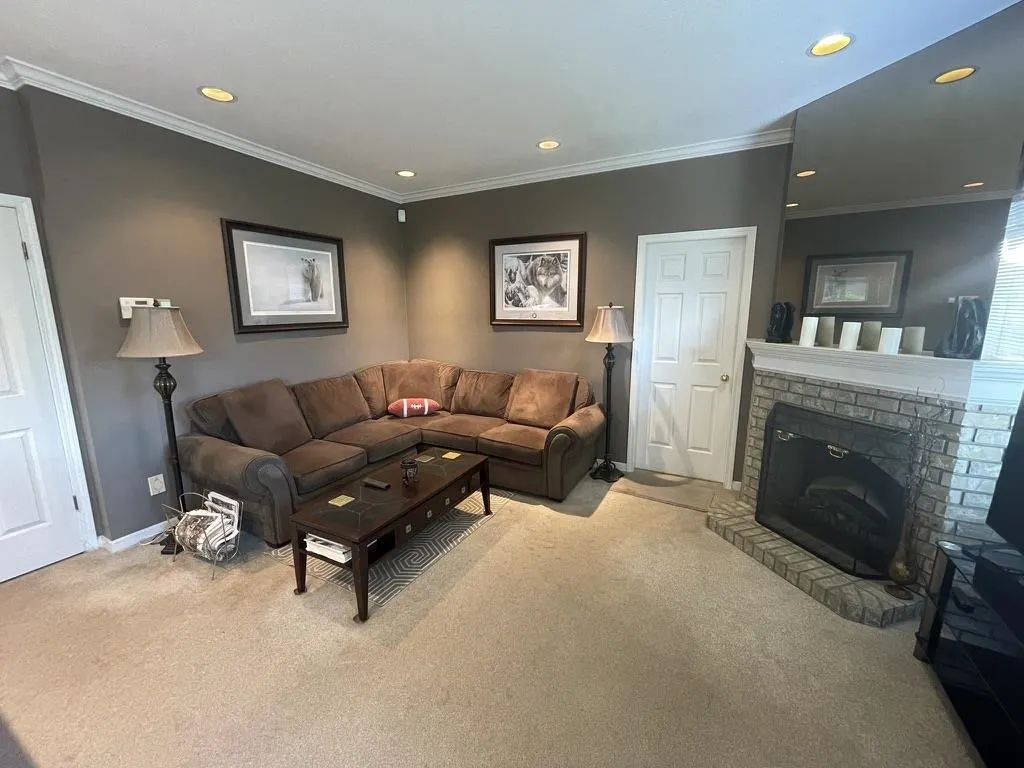 8 6031 Francis Road