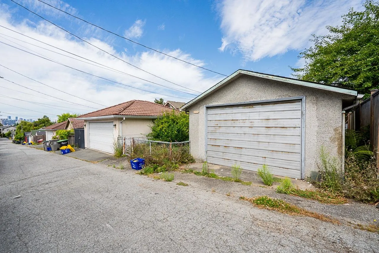 2554 Dundas Street