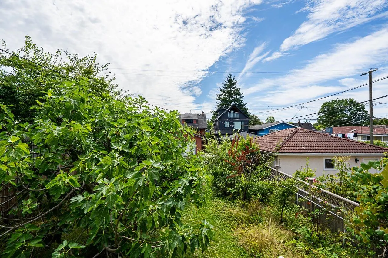 2554 Dundas Street
