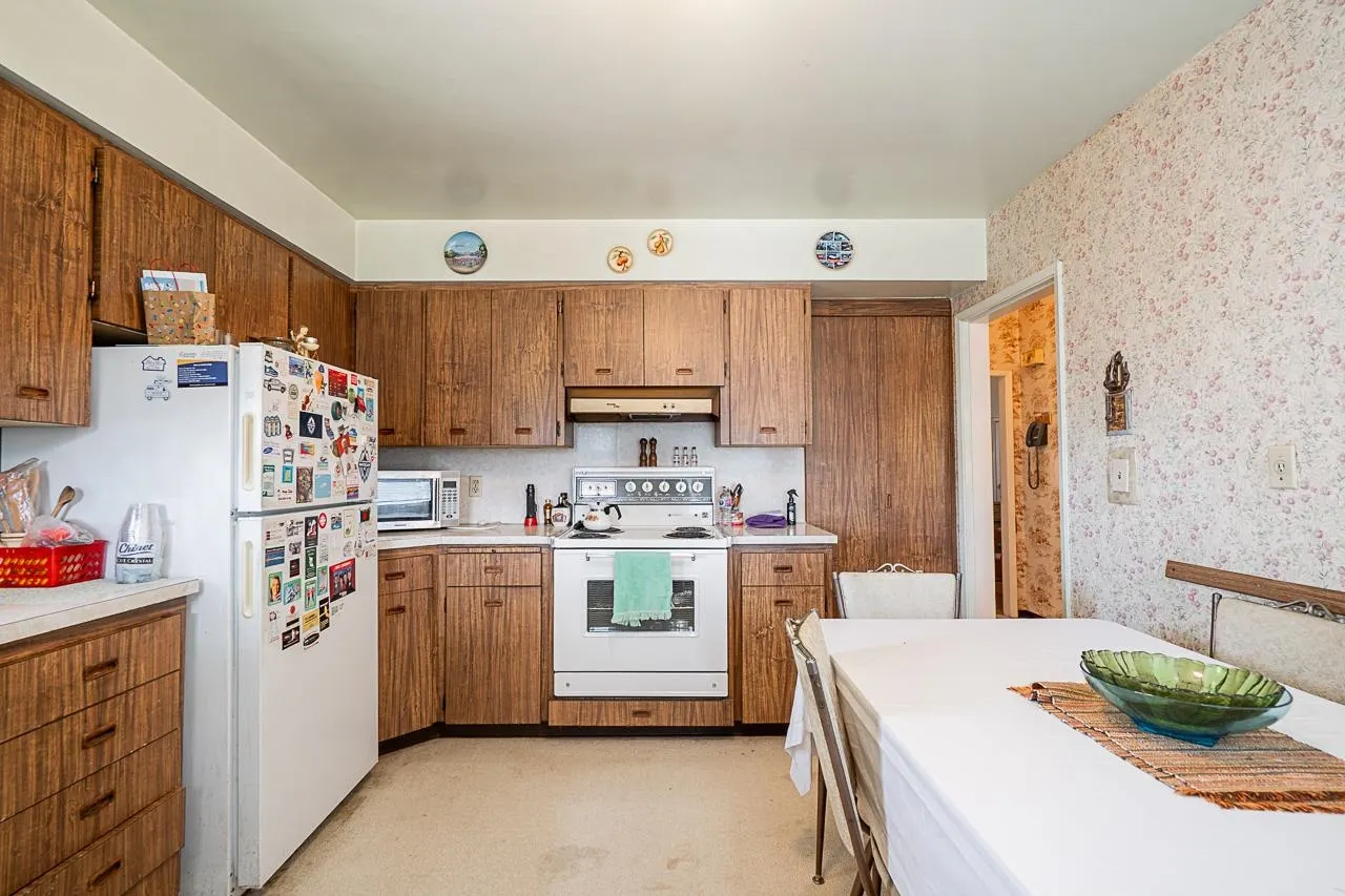 2554 Dundas Street