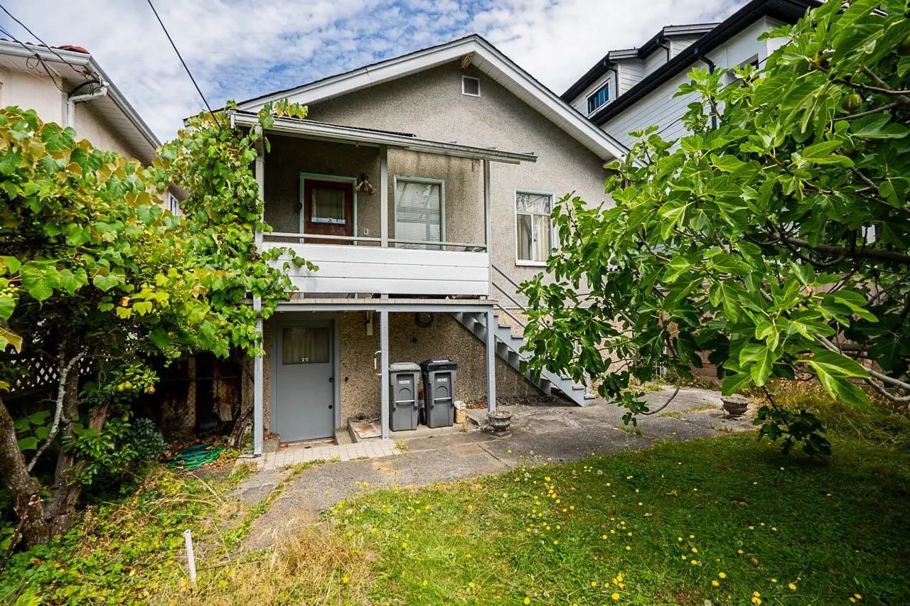 2554 Dundas Street