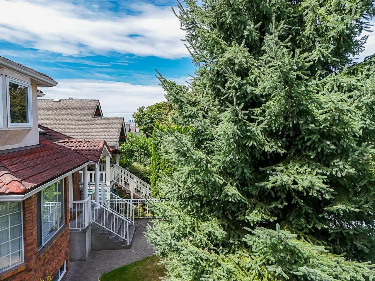 2554 Dundas Street