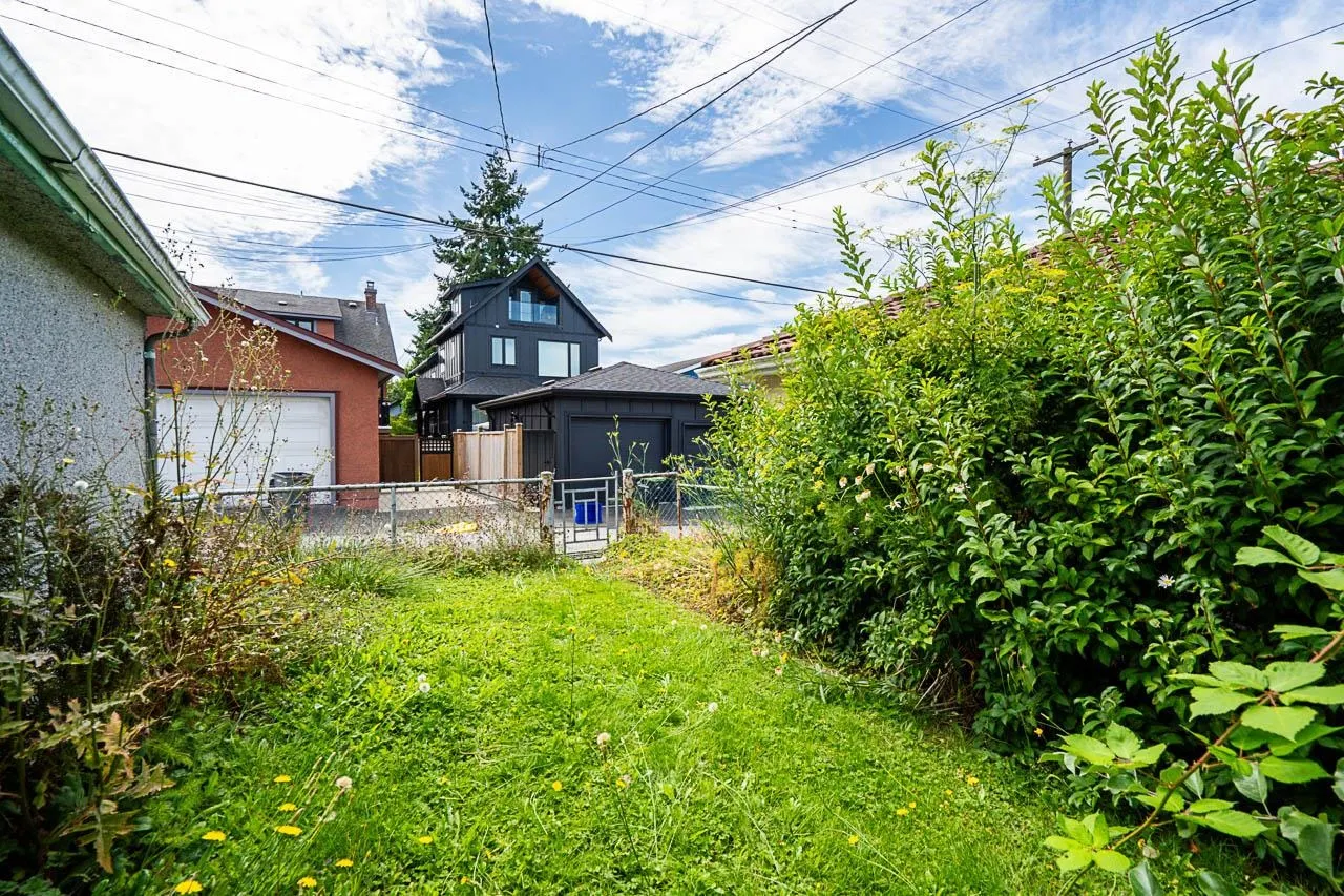 2554 Dundas Street