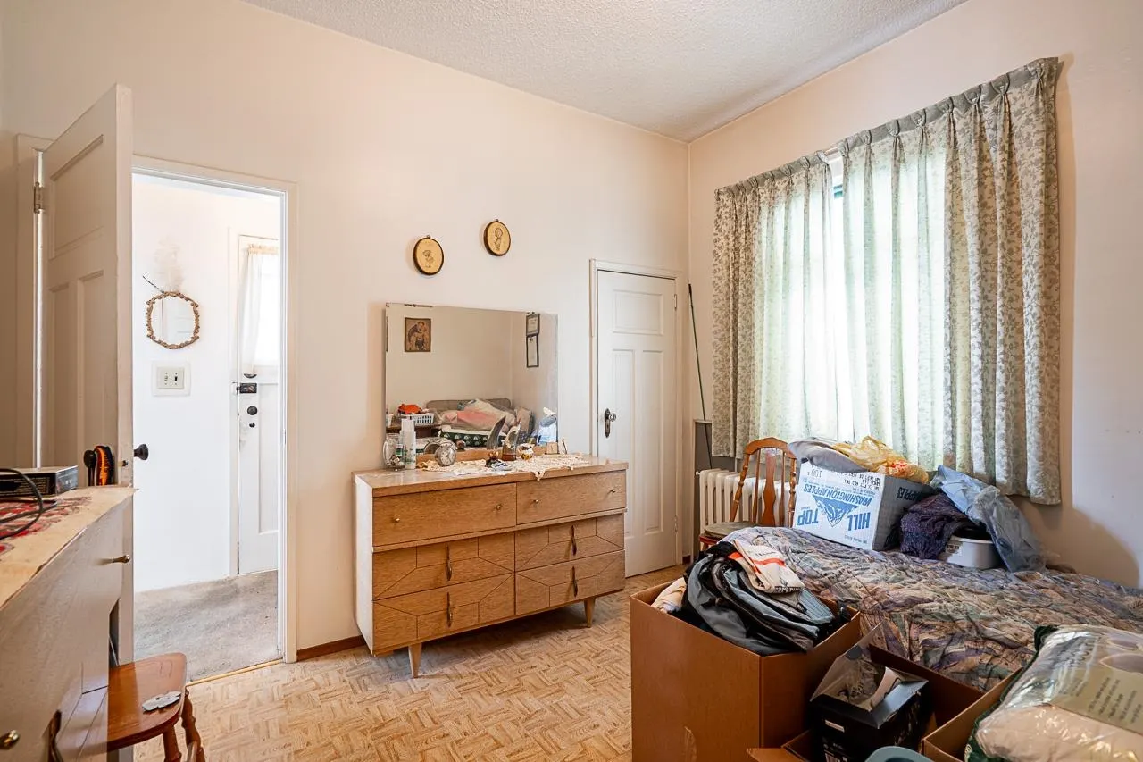 2554 Dundas Street