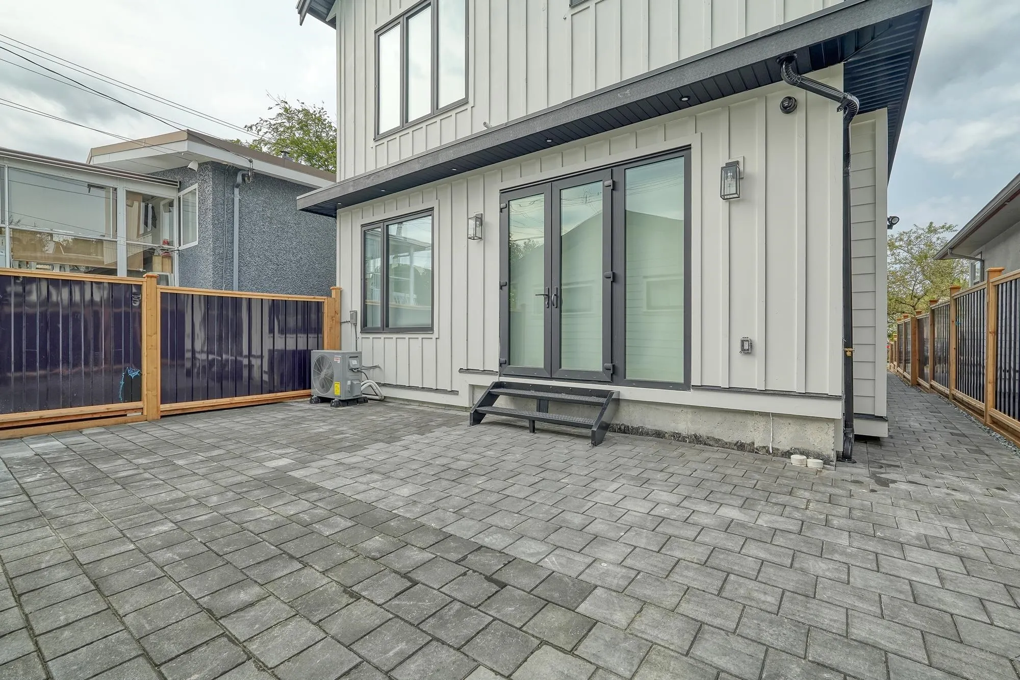 2 2710 William Street