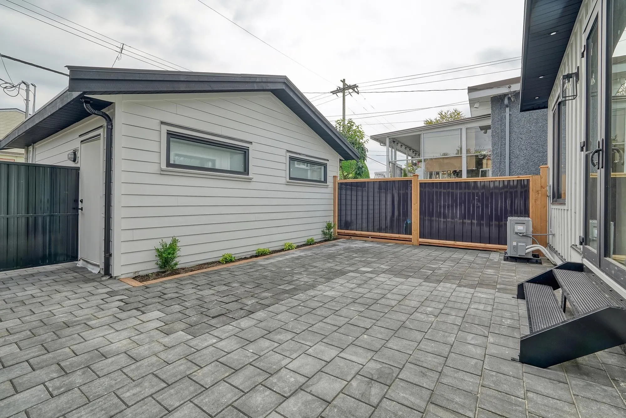 2 2710 William Street