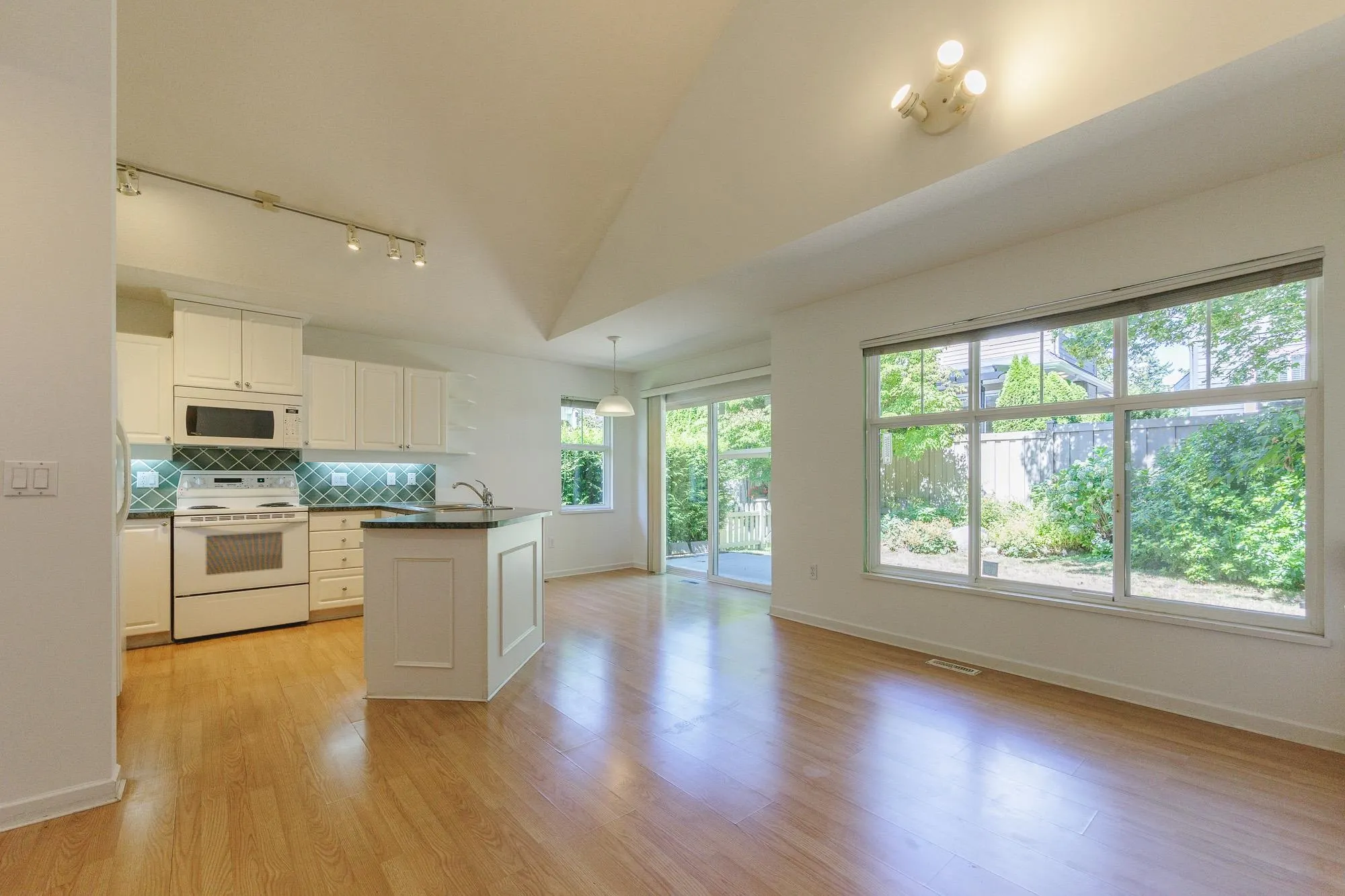 31 14877 33 Avenue