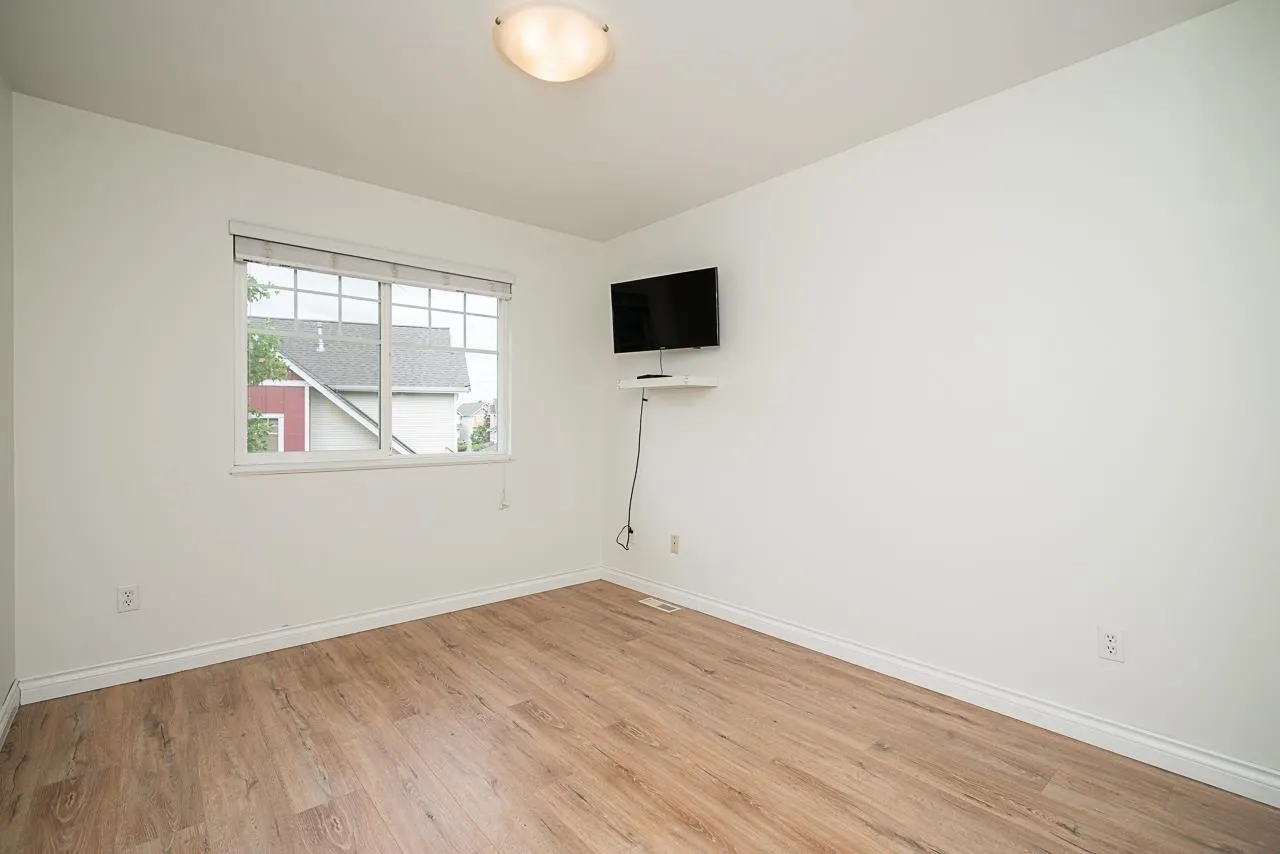 12 1108 Riverside Close