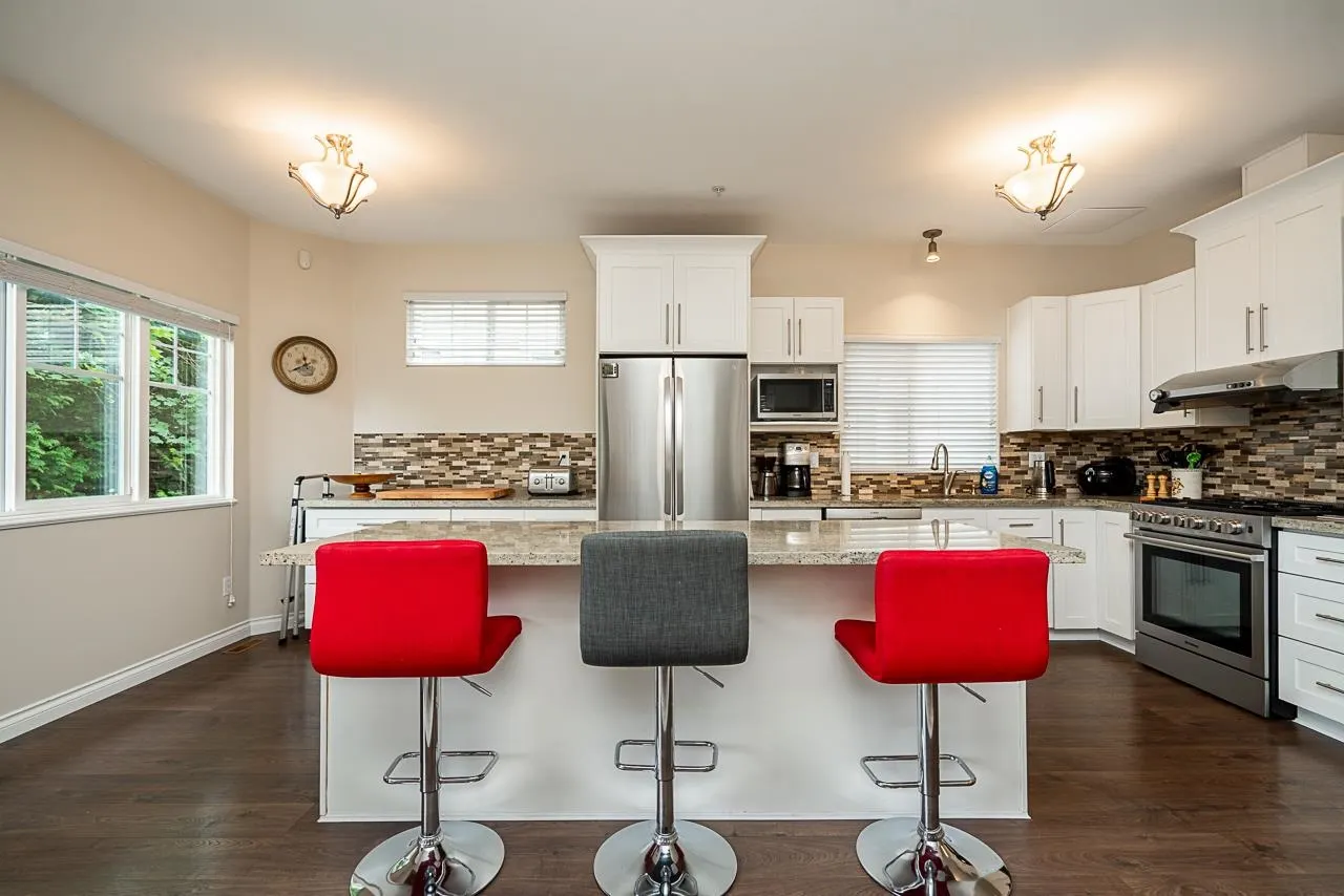 12 1108 Riverside Close