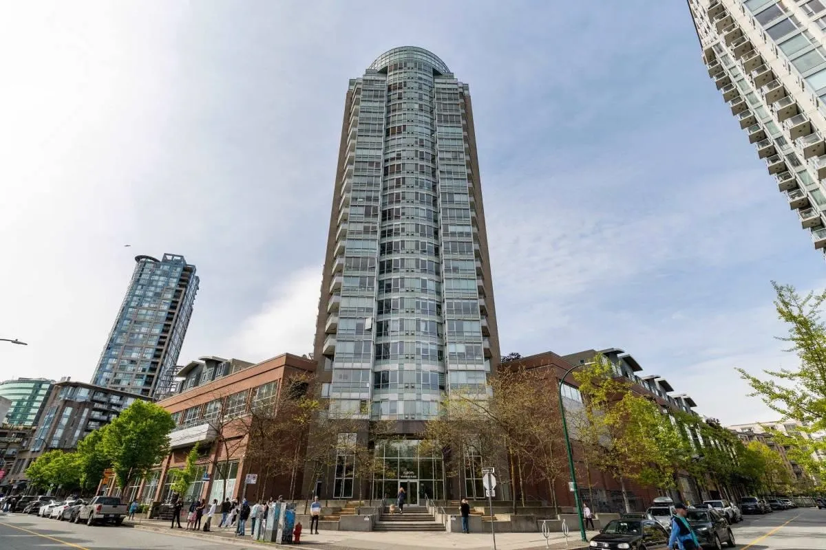 706 63 Keefer Place
