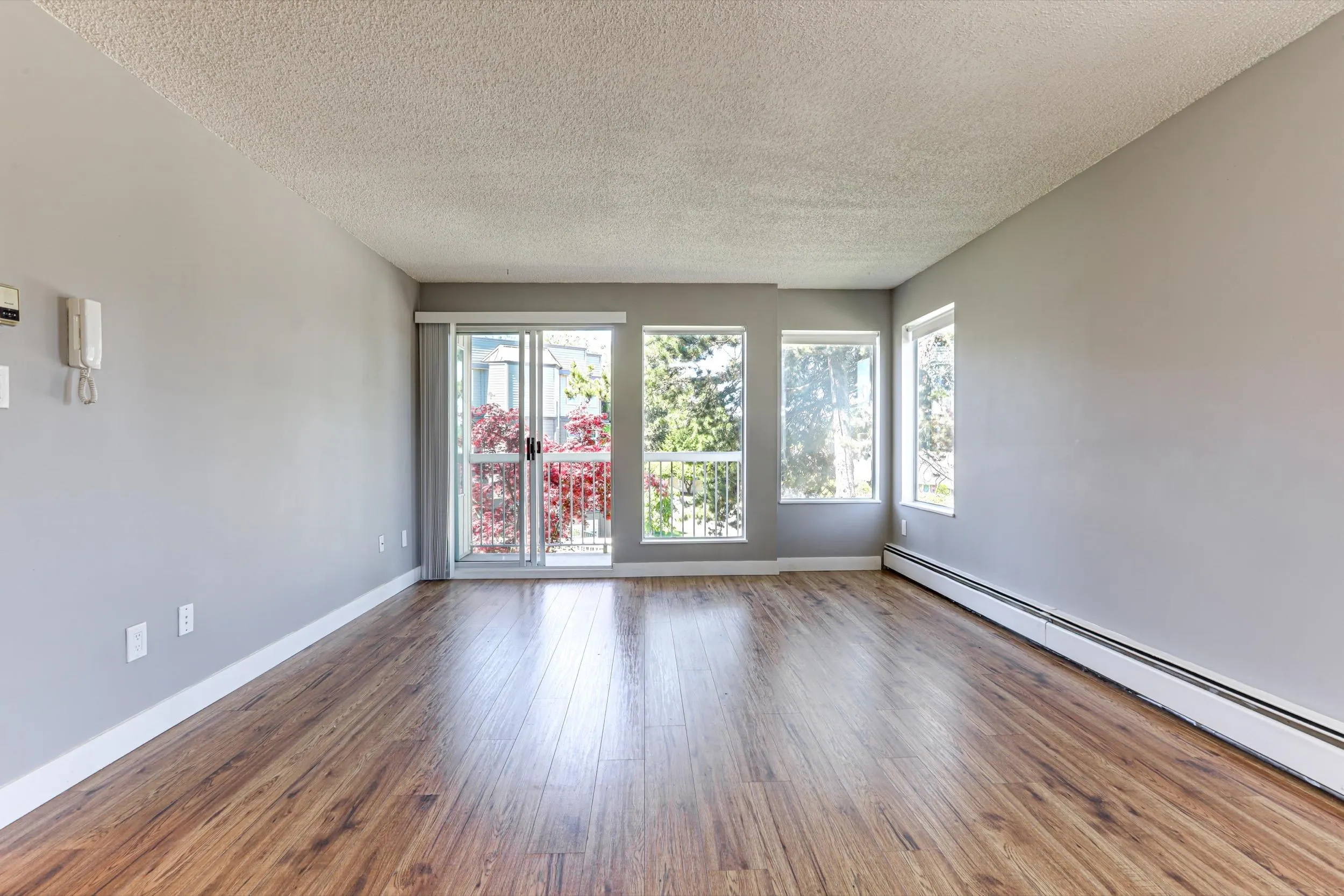 212 1860 E Southmere Crescent
