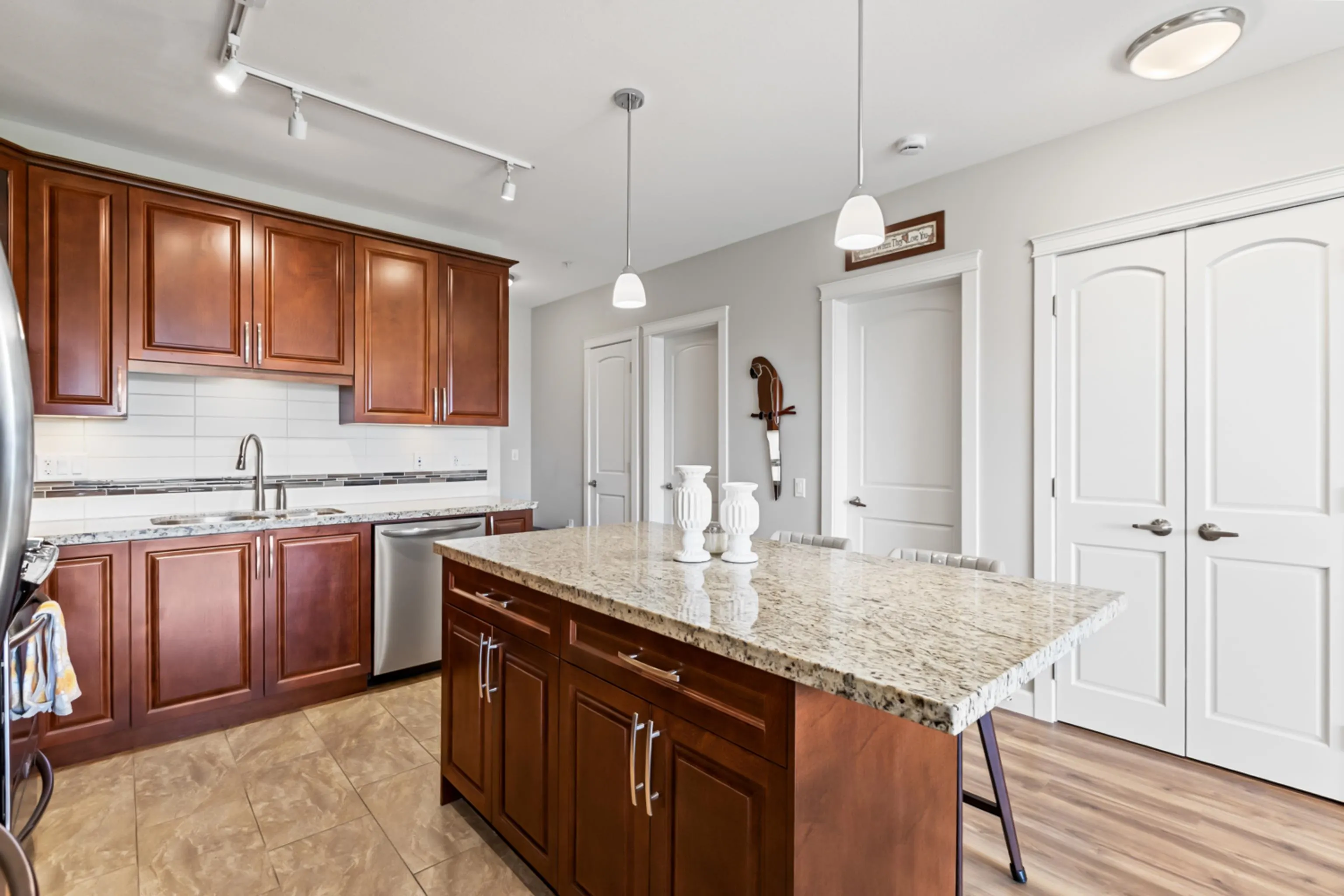 527A 8157 207 Street