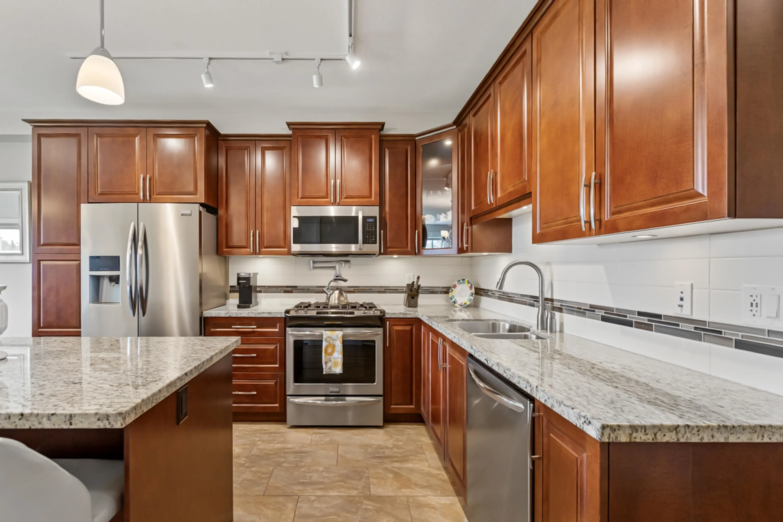 527A 8157 207 Street