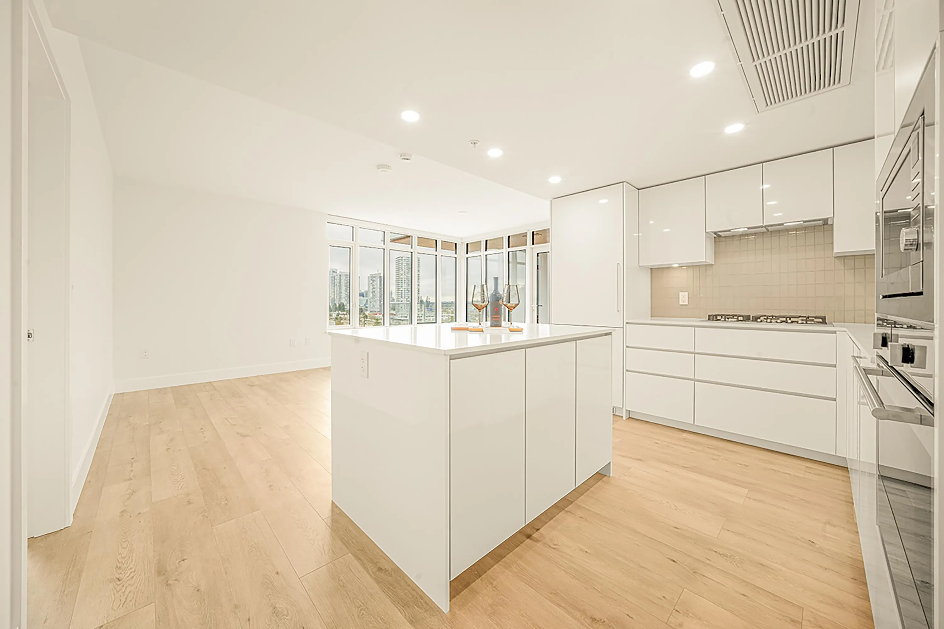 404 10428 Whalley Boulevard