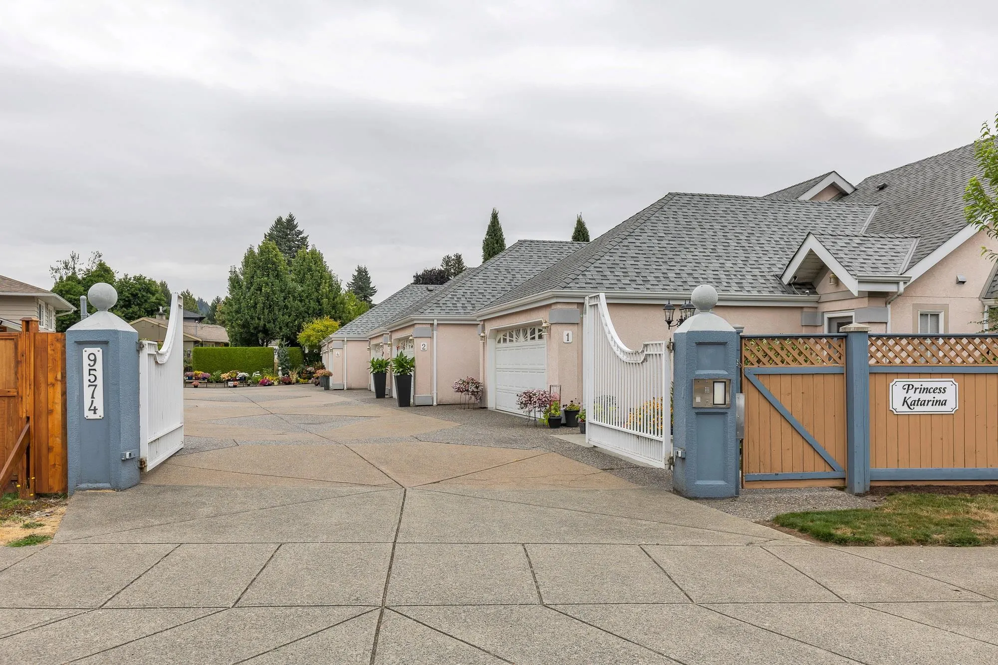 3 9574 Woodbine Street