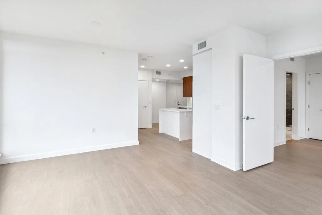 1808 7683 Park Crescent