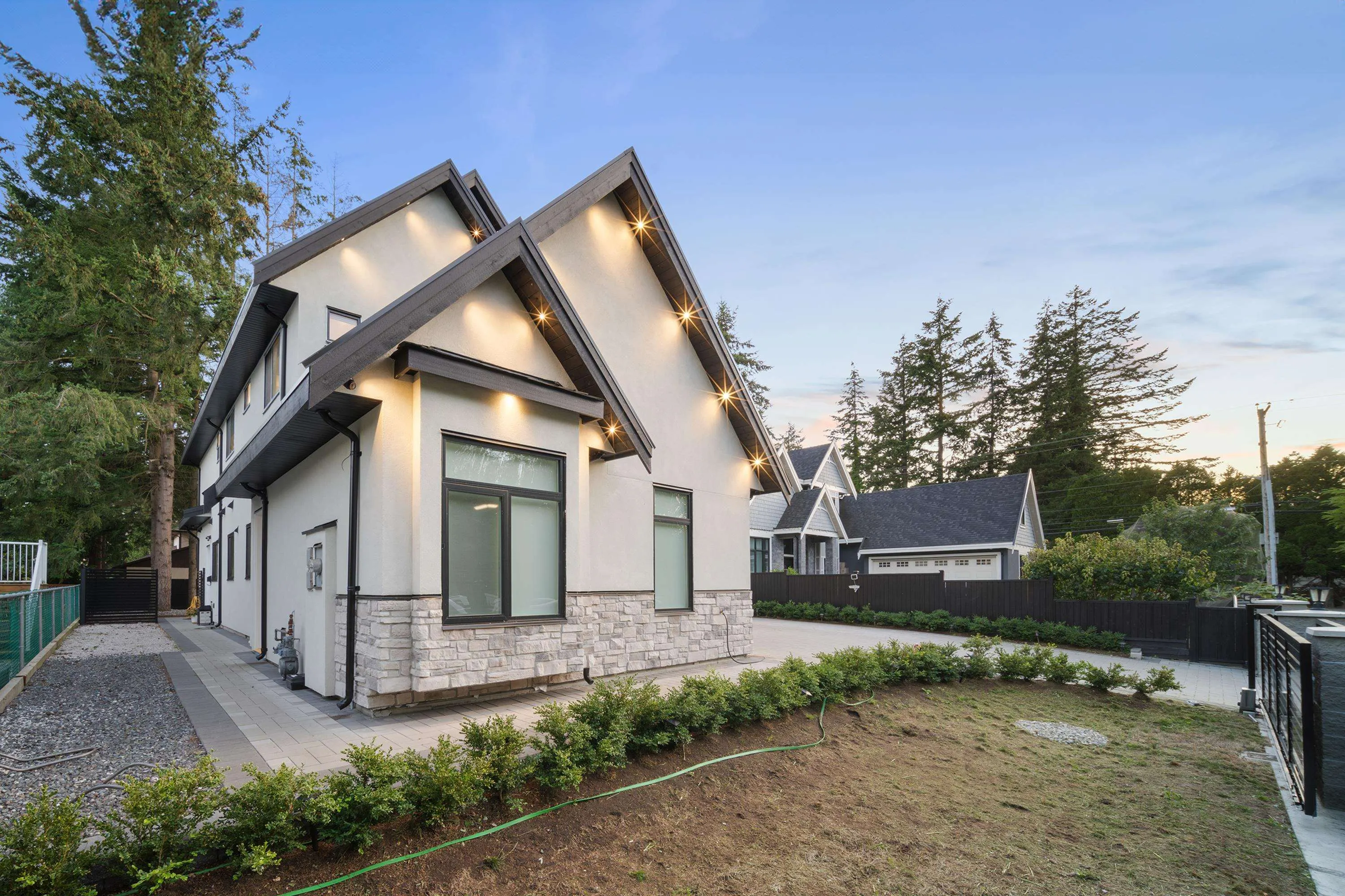 14022 20a Avenue