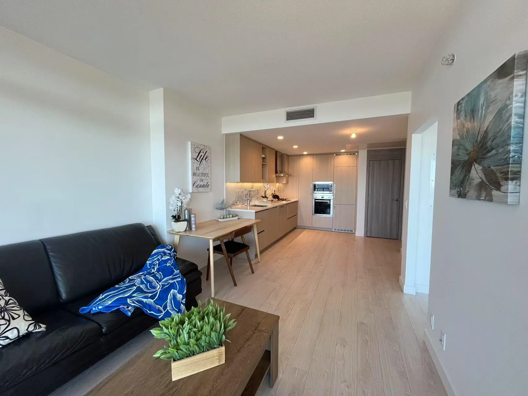 4708 4880 Lougheed Highway