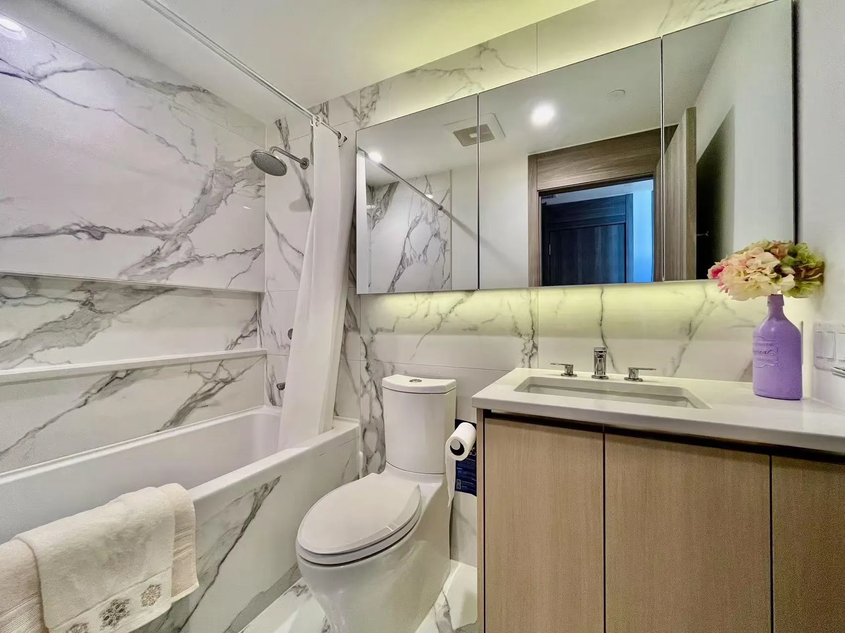 4708 4880 Lougheed Highway