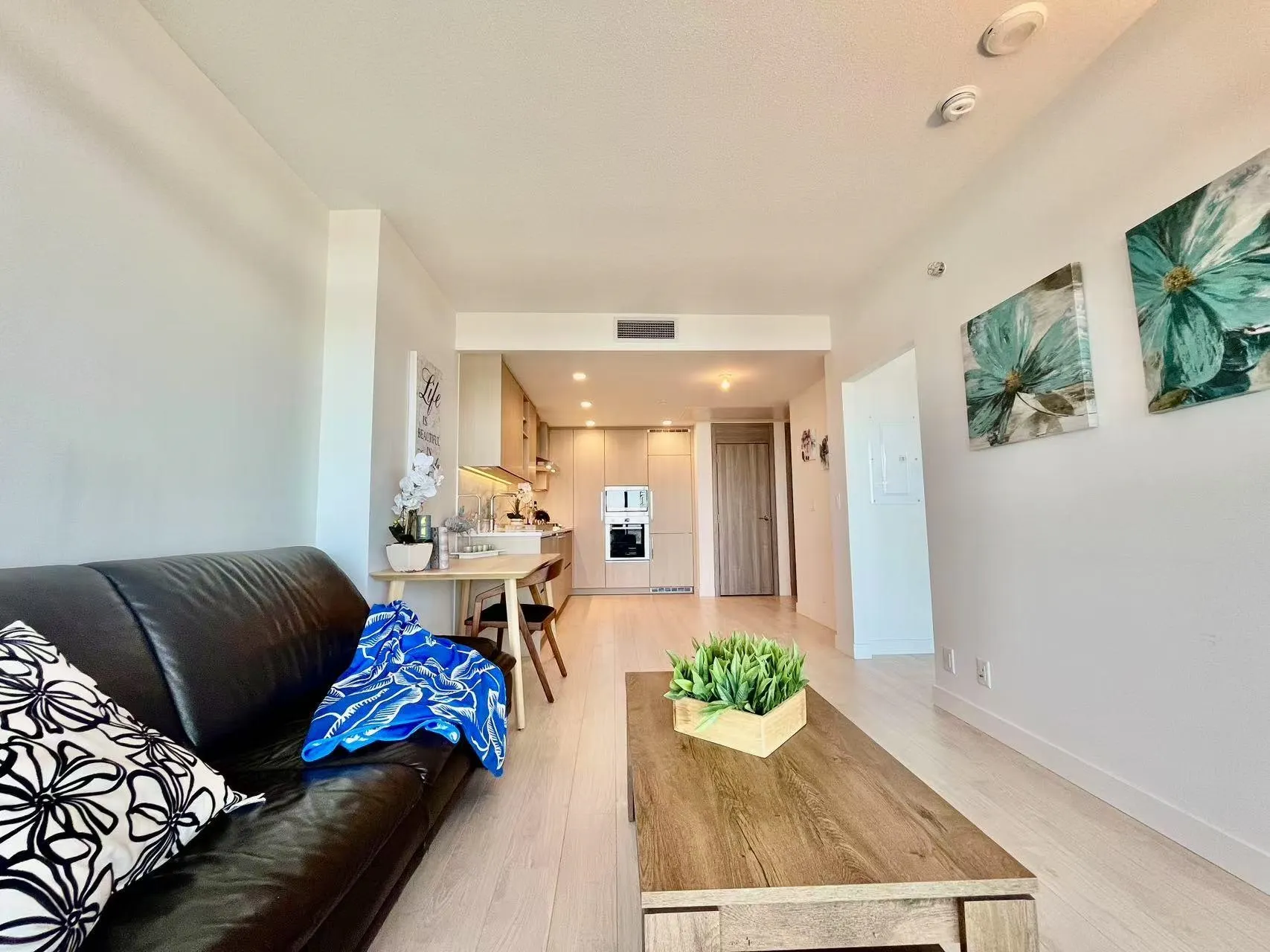 4708 4880 Lougheed Highway