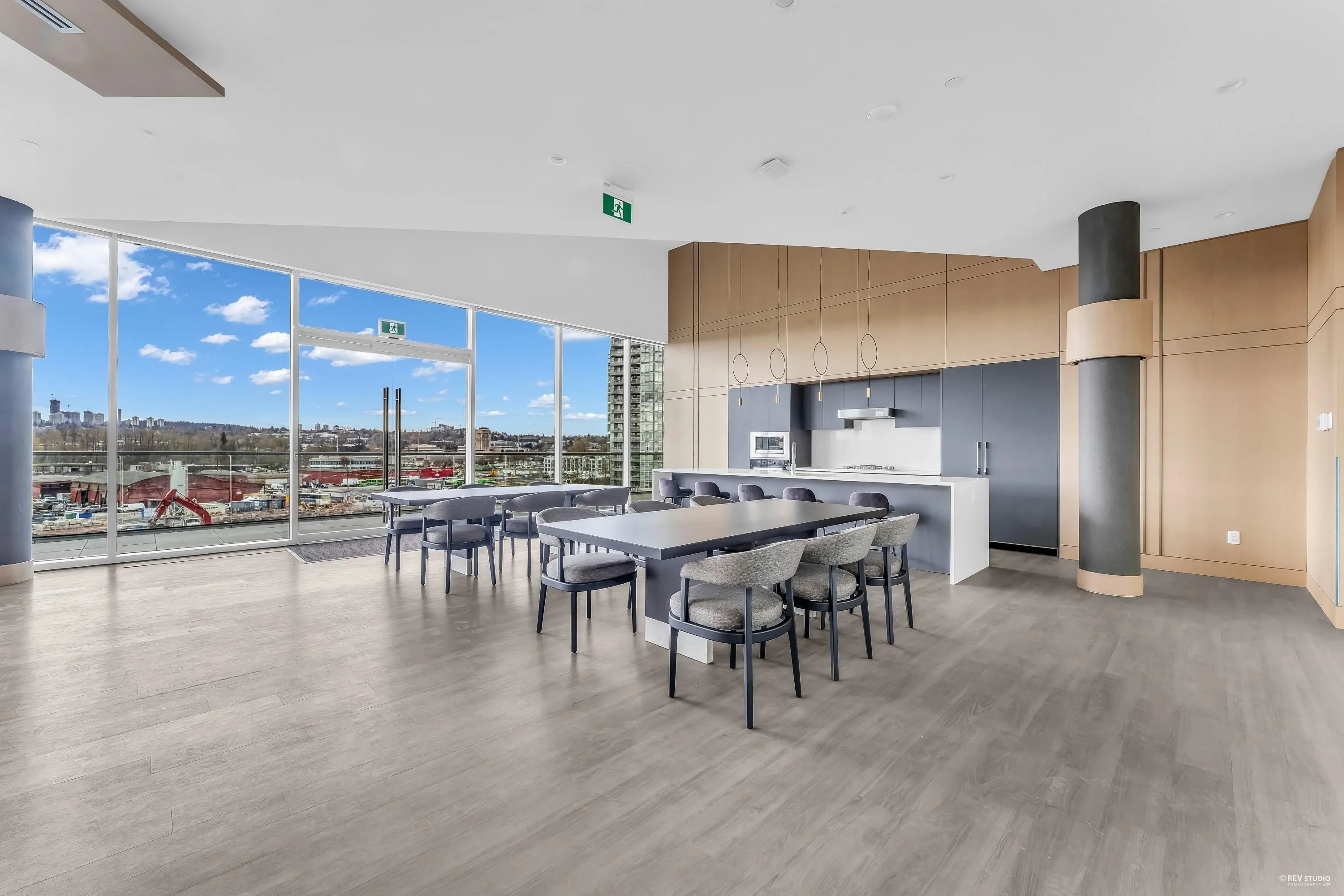 4708 4880 Lougheed Highway